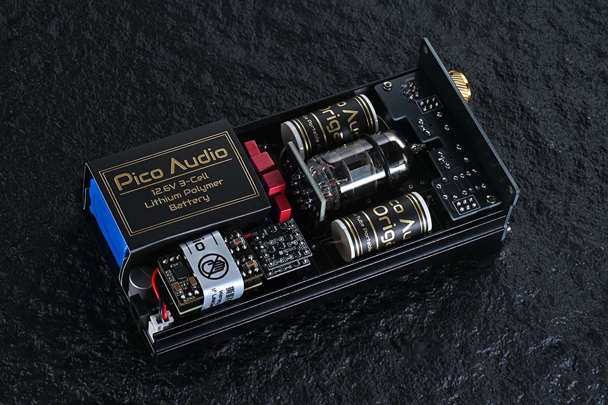 有接觸本地 Head-Fi 市場和產品的朋友，對 Pico Audio Orgia 這款便攜耳擴可能都有印象，可更換真空管設計、香港製造、中頻和人聲效果一流，不過當時只是極少量生產，試過和擁有的朋友不多。今次 Pico Audio 帶來的 Origa FE 則可算是「量產升級版」，是真正世界首創全分立可更換真空管混合便攜耳機放大器，究竟在原作的基礎上可以帶來什麼新突破？音色又是否真的那麼吸引？今次就來詳細試一下。