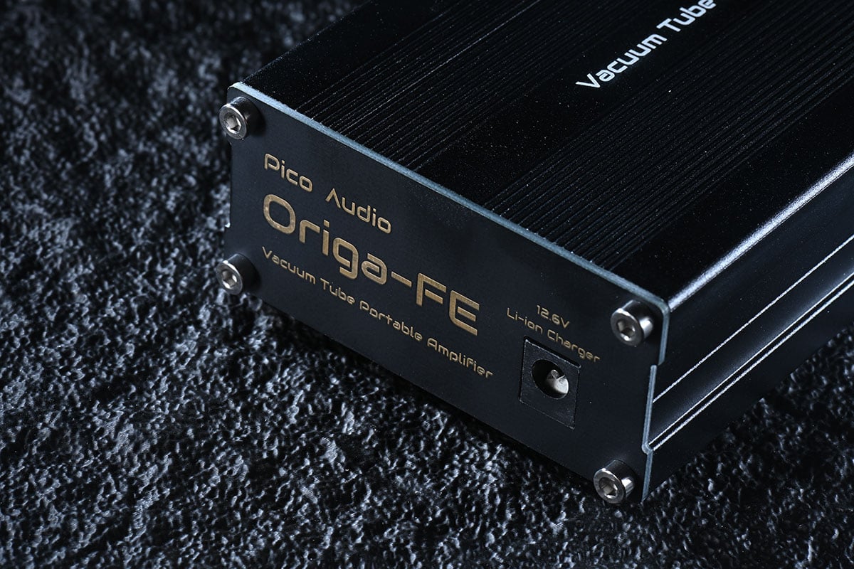 有接觸本地 Head-Fi 市場和產品的朋友，對 Pico Audio Orgia 這款便攜耳擴可能都有印象，可更換真空管設計、香港製造、中頻和人聲效果一流，不過當時只是極少量生產，試過和擁有的朋友不多。今次 Pico Audio 帶來的 Origa FE 則可算是「量產升級版」，是真正世界首創全分立可更換真空管混合便攜耳機放大器，究竟在原作的基礎上可以帶來什麼新突破？音色又是否真的那麼吸引？今次就來詳細試一下。