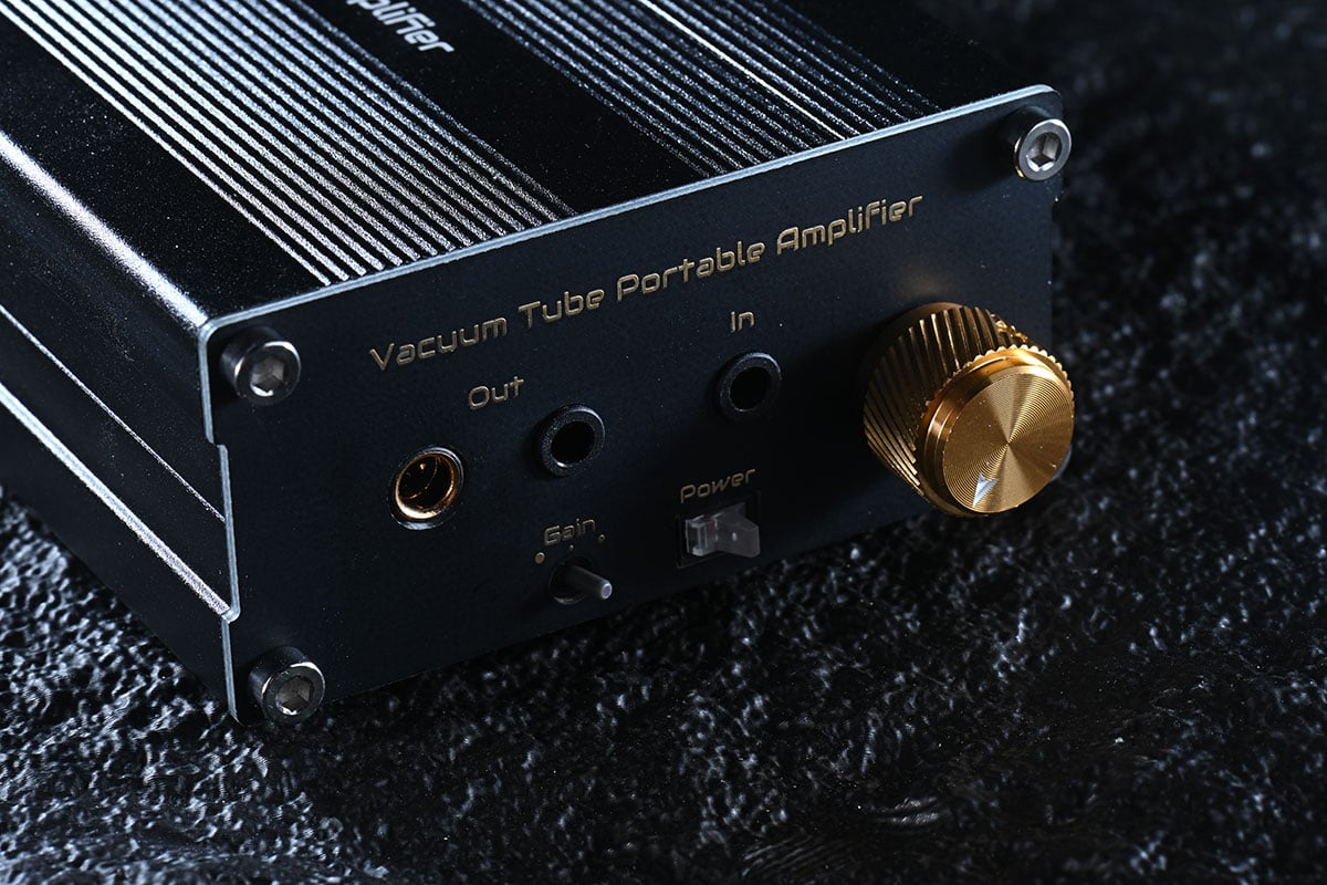 有接觸本地 Head-Fi 市場和產品的朋友，對 Pico Audio Orgia 這款便攜耳擴可能都有印象，可更換真空管設計、香港製造、中頻和人聲效果一流，不過當時只是極少量生產，試過和擁有的朋友不多。今次 Pico Audio 帶來的 Origa FE 則可算是「量產升級版」，是真正世界首創全分立可更換真空管混合便攜耳機放大器，究竟在原作的基礎上可以帶來什麼新突破？音色又是否真的那麼吸引？今次就來詳細試一下。