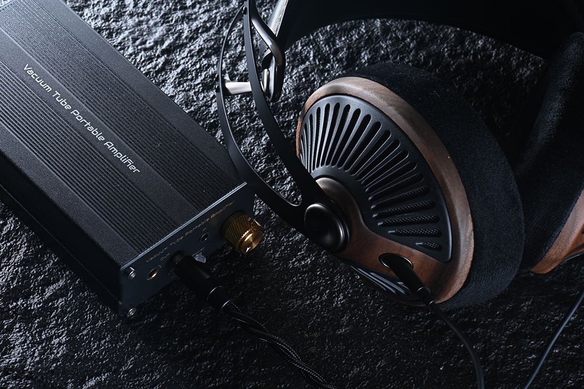 有接觸本地 Head-Fi 市場和產品的朋友，對 Pico Audio Orgia 這款便攜耳擴可能都有印象，可更換真空管設計、香港製造、中頻和人聲效果一流，不過當時只是極少量生產，試過和擁有的朋友不多。今次 Pico Audio 帶來的 Origa FE 則可算是「量產升級版」，是真正世界首創全分立可更換真空管混合便攜耳機放大器，究竟在原作的基礎上可以帶來什麼新突破？音色又是否真的那麼吸引？今次就來詳細試一下。