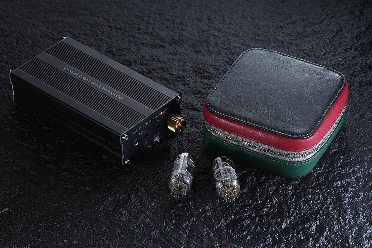 有接觸本地 Head-Fi 市場和產品的朋友，對 Pico Audio Orgia 這款便攜耳擴可能都有印象，可更換真空管設計、香港製造、中頻和人聲效果一流，不過當時只是極少量生產，試過和擁有的朋友不多。今次 Pico Audio 帶來的 Origa FE 則可算是「量產升級版」，是真正世界首創全分立可更換真空管混合便攜耳機放大器，究竟在原作的基礎上可以帶來什麼新突破？音色又是否真的那麼吸引？今次就來詳細試一下。