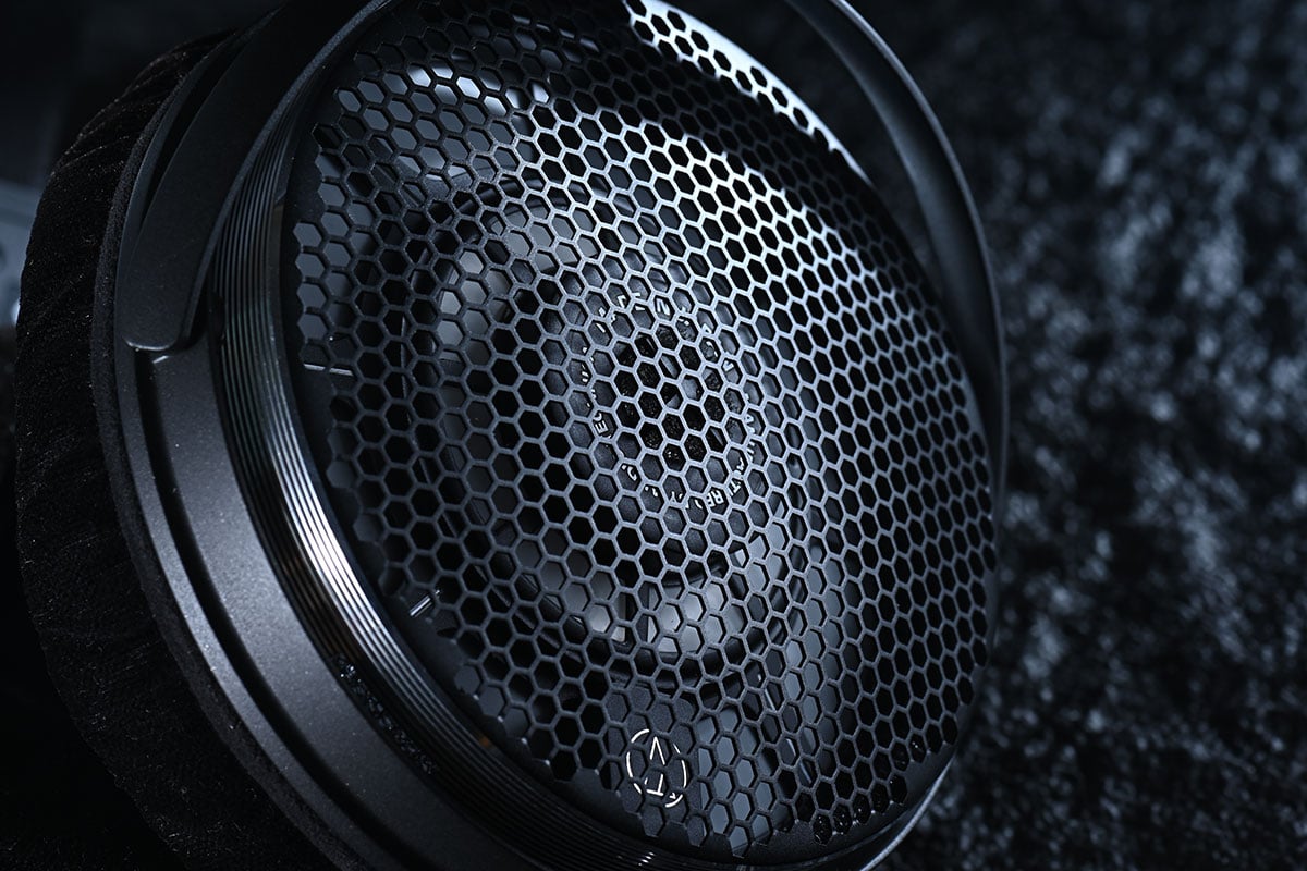 Audio-Techinca 在今年視聽展上現身的神秘旗艦耳機，就是今次測試的空氣動圈耳筒 ATH-ADX7000，在日本設計和製造的這款旗艦開放式耳機，可說凝聚了 Audio-Technica 超過 60 餘年的電聲學技術，廠方表示可以提供真正純淨、自然和精準的聽音體驗。而借到手實際試用的效果，的確讓人十分驚喜，相信是日本原廠作更深入調整後的效果，甚至比起在視聽展上初試更好。