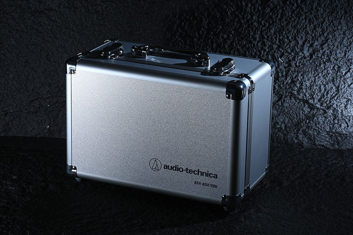 Audio-Techinca 在今年視聽展上現身的神秘旗艦耳機，就是今次測試的空氣動圈耳筒 ATH-ADX7000，在日本設計和製造的這款旗艦開放式耳機，可說凝聚了 Audio-Technica 超過 60 餘年的電聲學技術，廠方表示可以提供真正純淨、自然和精準的聽音體驗。而借到手實際試用的效果，的確讓人十分驚喜，相信是日本原廠作更深入調整後的效果，甚至比起在視聽展上初試更好。