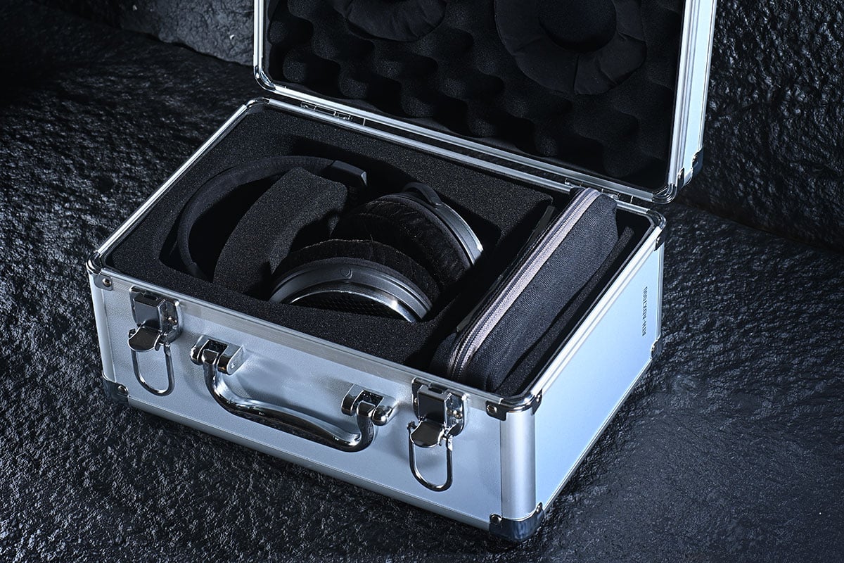 Audio-Techinca 在今年視聽展上現身的神秘旗艦耳機，就是今次測試的空氣動圈耳筒 ATH-ADX7000，在日本設計和製造的這款旗艦開放式耳機，可說凝聚了 Audio-Technica 超過 60 餘年的電聲學技術，廠方表示可以提供真正純淨、自然和精準的聽音體驗。而借到手實際試用的效果，的確讓人十分驚喜，相信是日本原廠作更深入調整後的效果，甚至比起在視聽展上初試更好。