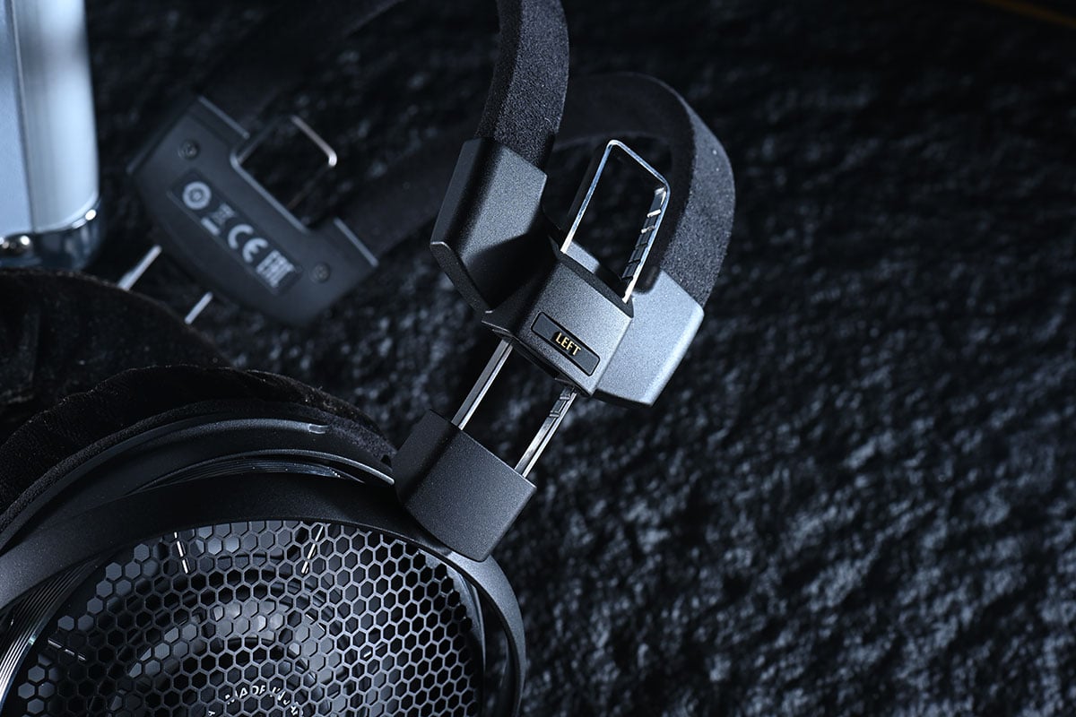 Audio-Techinca 在今年視聽展上現身的神秘旗艦耳機，就是今次測試的空氣動圈耳筒 ATH-ADX7000，在日本設計和製造的這款旗艦開放式耳機，可說凝聚了 Audio-Technica 超過 60 餘年的電聲學技術，廠方表示可以提供真正純淨、自然和精準的聽音體驗。而借到手實際試用的效果，的確讓人十分驚喜，相信是日本原廠作更深入調整後的效果，甚至比起在視聽展上初試更好。