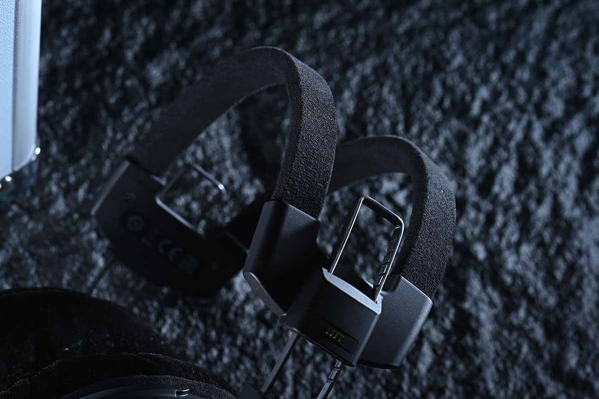 Audio-Techinca 在今年視聽展上現身的神秘旗艦耳機，就是今次測試的空氣動圈耳筒 ATH-ADX7000，在日本設計和製造的這款旗艦開放式耳機，可說凝聚了 Audio-Technica 超過 60 餘年的電聲學技術，廠方表示可以提供真正純淨、自然和精準的聽音體驗。而借到手實際試用的效果，的確讓人十分驚喜，相信是日本原廠作更深入調整後的效果，甚至比起在視聽展上初試更好。