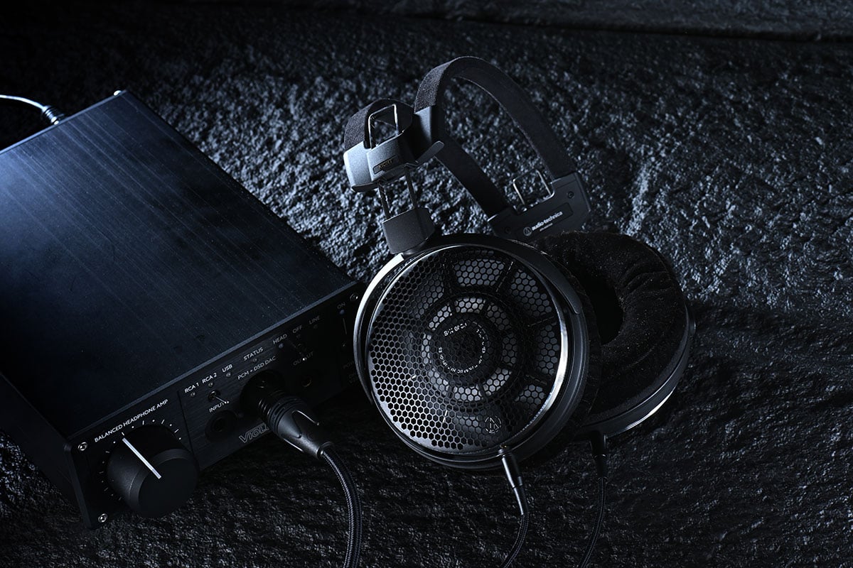 Audio-Techinca 在今年視聽展上現身的神秘旗艦耳機，就是今次測試的空氣動圈耳筒 ATH-ADX7000，在日本設計和製造的這款旗艦開放式耳機，可說凝聚了 Audio-Technica 超過 60 餘年的電聲學技術，廠方表示可以提供真正純淨、自然和精準的聽音體驗。而借到手實際試用的效果，的確讓人十分驚喜，相信是日本原廠作更深入調整後的效果，甚至比起在視聽展上初試更好。