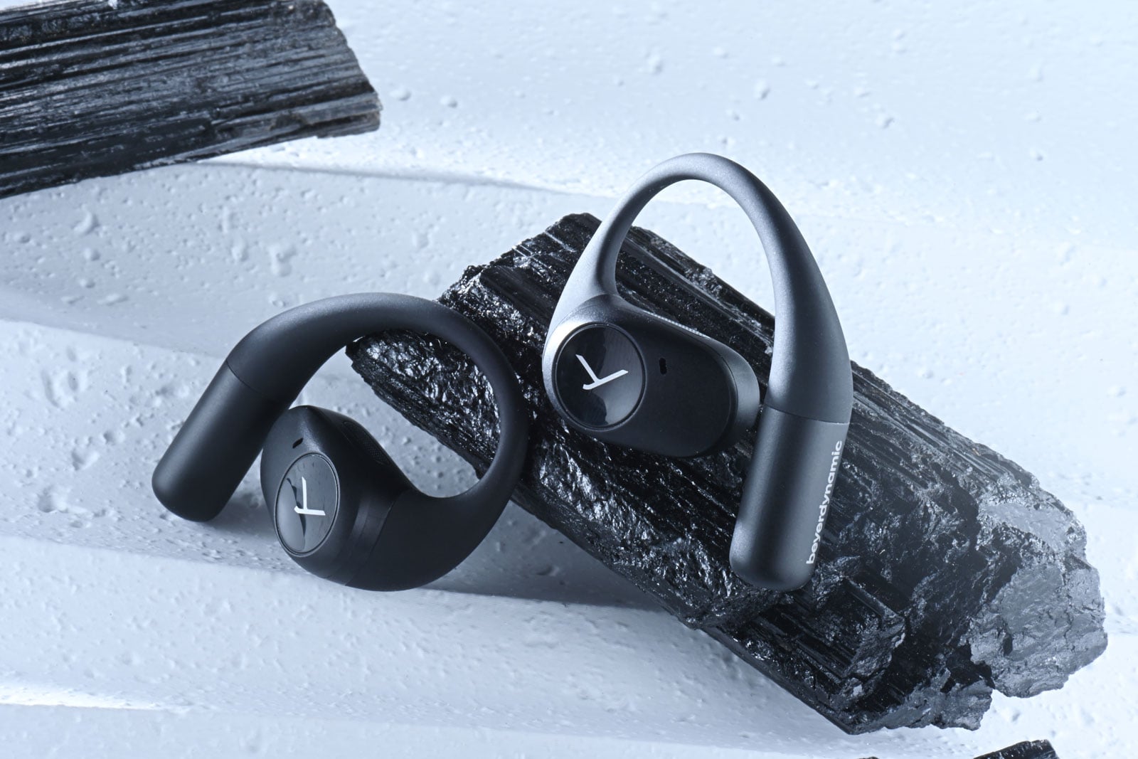 德國音響名家 Beyerdynamic 多年來以精湛工藝與卓越音質享譽全球，從專業錄音室到日常聆聽，總能滿足挑剔的耳朵。隨著真無線耳機市場蓬勃發展，Beyerdynamic 近年也積極創新，拓展真無線與運動耳機市場。近日推出的 AMIRON 系列新品就以「開放式佩戴」作招徠：AMIRON 200 主打運動使用的開放式真無線耳機，而 AMIRON ZERO 則以耳掛式輕量設計面向日常生活。兩者皆採用「不入耳道」的開放式思路，在保持安全感知環境聲的同時，依然保有 Beyerdynamic 一貫的聲音質素。