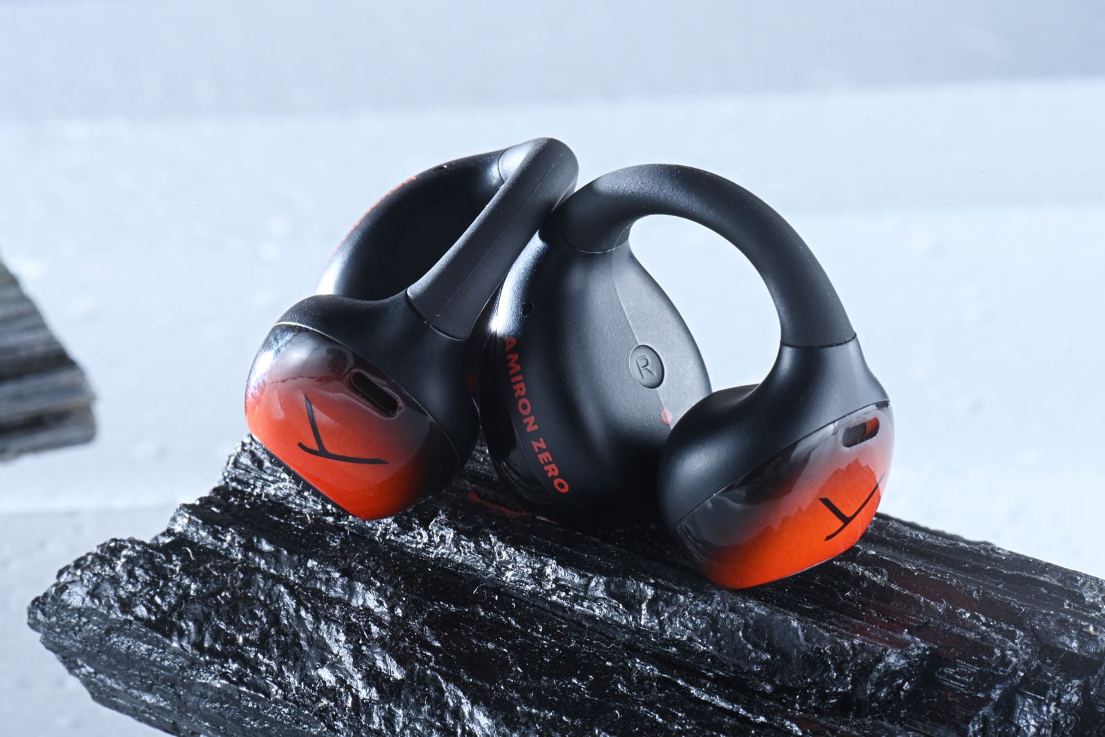 德國音響名家 Beyerdynamic 多年來以精湛工藝與卓越音質享譽全球，從專業錄音室到日常聆聽，總能滿足挑剔的耳朵。隨著真無線耳機市場蓬勃發展，Beyerdynamic 近年也積極創新，拓展真無線與運動耳機市場。近日推出的 AMIRON 系列新品就以「開放式佩戴」作招徠：AMIRON 200 主打運動使用的開放式真無線耳機，而 AMIRON ZERO 則以耳掛式輕量設計面向日常生活。兩者皆採用「不入耳道」的開放式思路，在保持安全感知環境聲的同時，依然保有 Beyerdynamic 一貫的聲音質素。