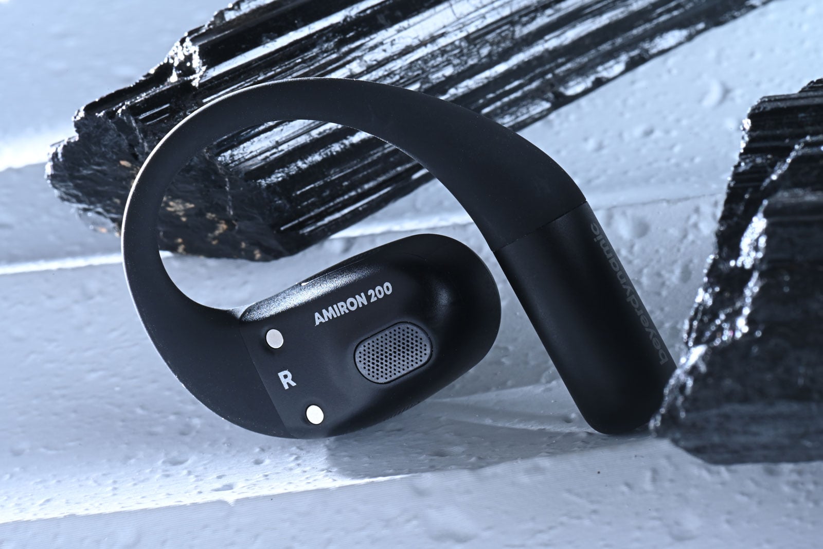 德國音響名家 Beyerdynamic 多年來以精湛工藝與卓越音質享譽全球，從專業錄音室到日常聆聽，總能滿足挑剔的耳朵。隨著真無線耳機市場蓬勃發展，Beyerdynamic 近年也積極創新，拓展真無線與運動耳機市場。近日推出的 AMIRON 系列新品就以「開放式佩戴」作招徠：AMIRON 200 主打運動使用的開放式真無線耳機，而 AMIRON ZERO 則以耳掛式輕量設計面向日常生活。兩者皆採用「不入耳道」的開放式思路，在保持安全感知環境聲的同時，依然保有 Beyerdynamic 一貫的聲音質素。