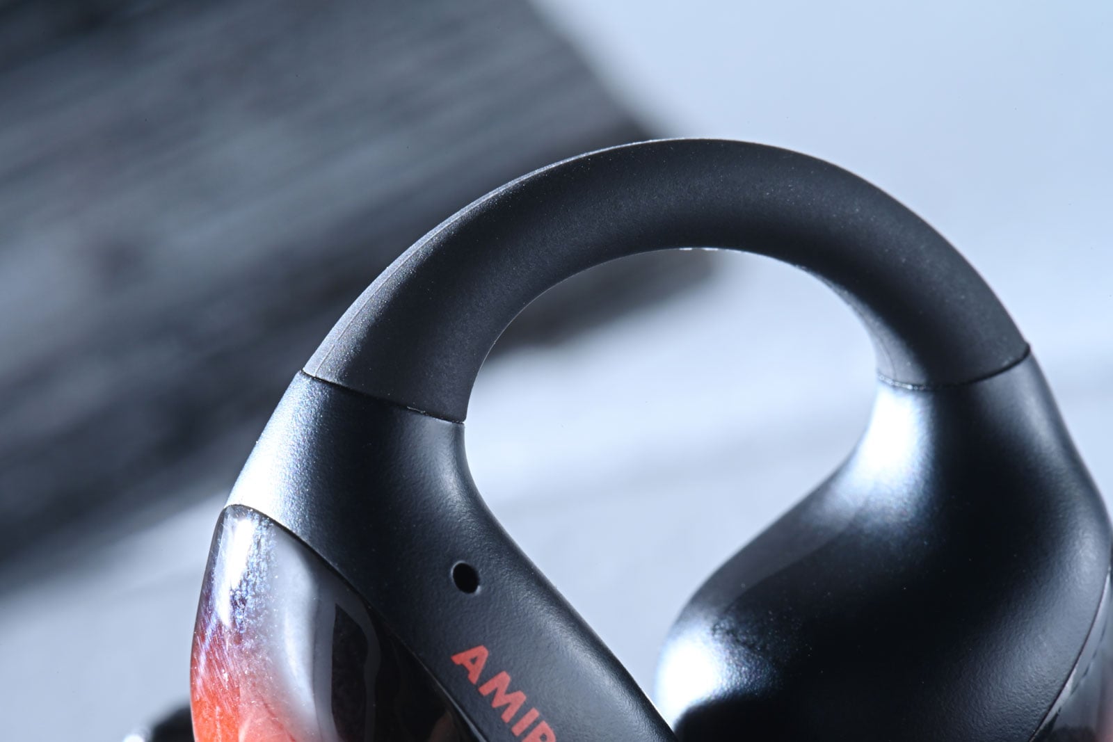 德國音響名家 Beyerdynamic 多年來以精湛工藝與卓越音質享譽全球，從專業錄音室到日常聆聽，總能滿足挑剔的耳朵。隨著真無線耳機市場蓬勃發展，Beyerdynamic 近年也積極創新，拓展真無線與運動耳機市場。近日推出的 AMIRON 系列新品就以「開放式佩戴」作招徠：AMIRON 200 主打運動使用的開放式真無線耳機，而 AMIRON ZERO 則以耳掛式輕量設計面向日常生活。兩者皆採用「不入耳道」的開放式思路，在保持安全感知環境聲的同時，依然保有 Beyerdynamic 一貫的聲音質素。