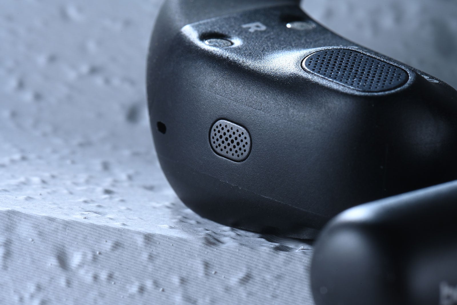 德國音響名家 Beyerdynamic 多年來以精湛工藝與卓越音質享譽全球，從專業錄音室到日常聆聽，總能滿足挑剔的耳朵。隨著真無線耳機市場蓬勃發展，Beyerdynamic 近年也積極創新，拓展真無線與運動耳機市場。近日推出的 AMIRON 系列新品就以「開放式佩戴」作招徠：AMIRON 200 主打運動使用的開放式真無線耳機，而 AMIRON ZERO 則以耳掛式輕量設計面向日常生活。兩者皆採用「不入耳道」的開放式思路，在保持安全感知環境聲的同時，依然保有 Beyerdynamic 一貫的聲音質素。