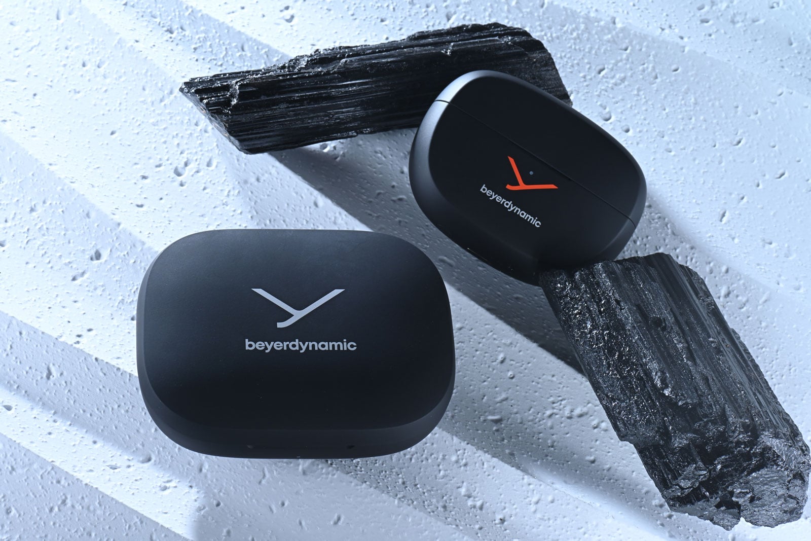 德國音響名家 Beyerdynamic 多年來以精湛工藝與卓越音質享譽全球，從專業錄音室到日常聆聽，總能滿足挑剔的耳朵。隨著真無線耳機市場蓬勃發展，Beyerdynamic 近年也積極創新，拓展真無線與運動耳機市場。近日推出的 AMIRON 系列新品就以「開放式佩戴」作招徠：AMIRON 200 主打運動使用的開放式真無線耳機，而 AMIRON ZERO 則以耳掛式輕量設計面向日常生活。兩者皆採用「不入耳道」的開放式思路，在保持安全感知環境聲的同時，依然保有 Beyerdynamic 一貫的聲音質素。