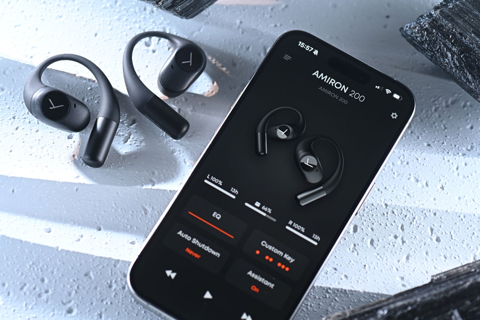 德國音響名家 Beyerdynamic 多年來以精湛工藝與卓越音質享譽全球，從專業錄音室到日常聆聽，總能滿足挑剔的耳朵。隨著真無線耳機市場蓬勃發展，Beyerdynamic 近年也積極創新，拓展真無線與運動耳機市場。近日推出的 AMIRON 系列新品就以「開放式佩戴」作招徠：AMIRON 200 主打運動使用的開放式真無線耳機，而 AMIRON ZERO 則以耳掛式輕量設計面向日常生活。兩者皆採用「不入耳道」的開放式思路，在保持安全感知環境聲的同時，依然保有 Beyerdynamic 一貫的聲音質素。