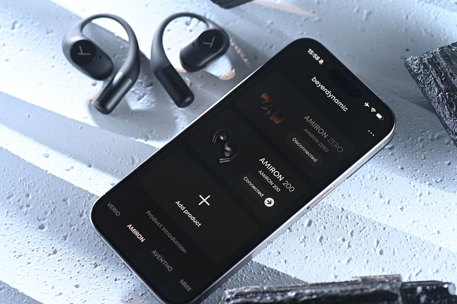 德國音響名家 Beyerdynamic 多年來以精湛工藝與卓越音質享譽全球，從專業錄音室到日常聆聽，總能滿足挑剔的耳朵。隨著真無線耳機市場蓬勃發展，Beyerdynamic 近年也積極創新，拓展真無線與運動耳機市場。近日推出的 AMIRON 系列新品就以「開放式佩戴」作招徠：AMIRON 200 主打運動使用的開放式真無線耳機，而 AMIRON ZERO 則以耳掛式輕量設計面向日常生活。兩者皆採用「不入耳道」的開放式思路，在保持安全感知環境聲的同時，依然保有 Beyerdynamic 一貫的聲音質素。