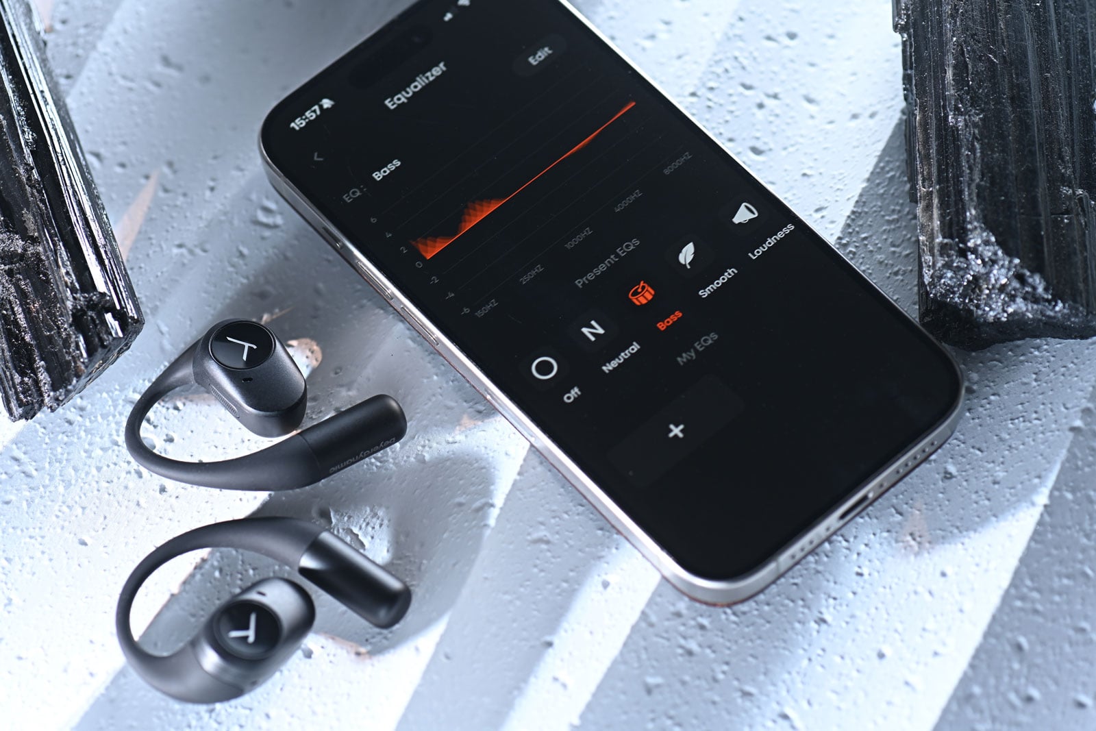 德國音響名家 Beyerdynamic 多年來以精湛工藝與卓越音質享譽全球，從專業錄音室到日常聆聽，總能滿足挑剔的耳朵。隨著真無線耳機市場蓬勃發展，Beyerdynamic 近年也積極創新，拓展真無線與運動耳機市場。近日推出的 AMIRON 系列新品就以「開放式佩戴」作招徠：AMIRON 200 主打運動使用的開放式真無線耳機，而 AMIRON ZERO 則以耳掛式輕量設計面向日常生活。兩者皆採用「不入耳道」的開放式思路，在保持安全感知環境聲的同時，依然保有 Beyerdynamic 一貫的聲音質素。