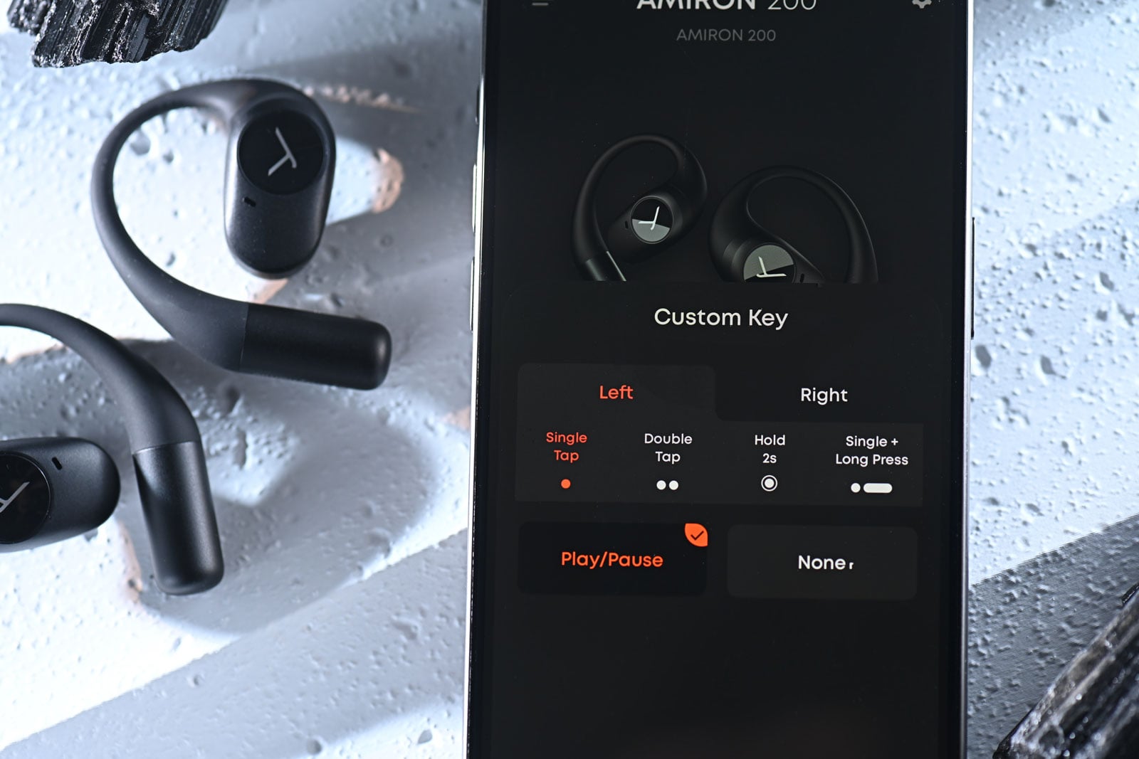 德國音響名家 Beyerdynamic 多年來以精湛工藝與卓越音質享譽全球，從專業錄音室到日常聆聽，總能滿足挑剔的耳朵。隨著真無線耳機市場蓬勃發展，Beyerdynamic 近年也積極創新，拓展真無線與運動耳機市場。近日推出的 AMIRON 系列新品就以「開放式佩戴」作招徠：AMIRON 200 主打運動使用的開放式真無線耳機，而 AMIRON ZERO 則以耳掛式輕量設計面向日常生活。兩者皆採用「不入耳道」的開放式思路，在保持安全感知環境聲的同時，依然保有 Beyerdynamic 一貫的聲音質素。