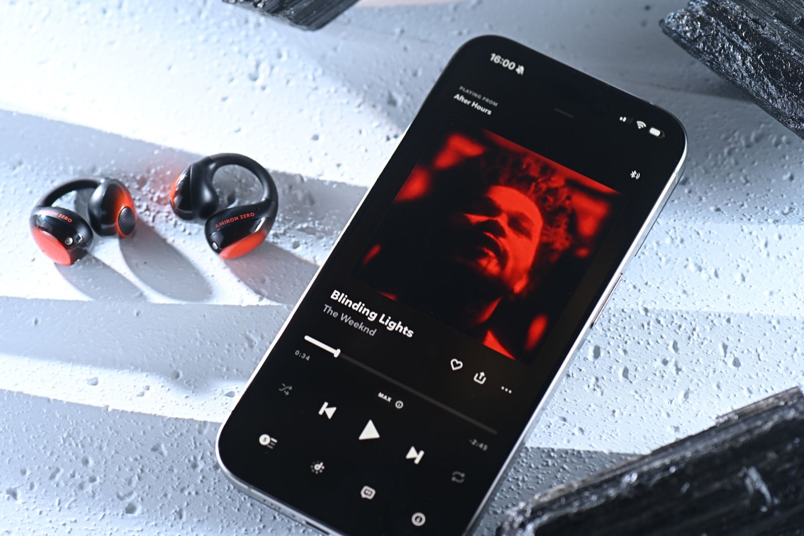 德國音響名家 Beyerdynamic 多年來以精湛工藝與卓越音質享譽全球，從專業錄音室到日常聆聽，總能滿足挑剔的耳朵。隨著真無線耳機市場蓬勃發展，Beyerdynamic 近年也積極創新，拓展真無線與運動耳機市場。近日推出的 AMIRON 系列新品就以「開放式佩戴」作招徠：AMIRON 200 主打運動使用的開放式真無線耳機，而 AMIRON ZERO 則以耳掛式輕量設計面向日常生活。兩者皆採用「不入耳道」的開放式思路，在保持安全感知環境聲的同時，依然保有 Beyerdynamic 一貫的聲音質素。