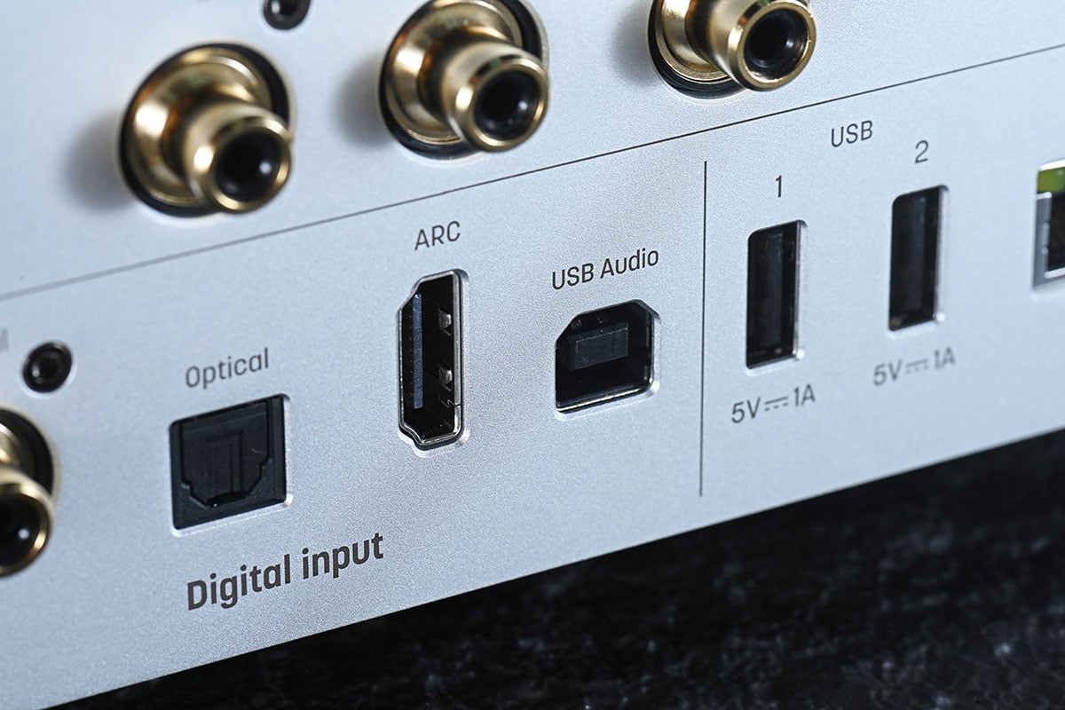 Matrix Audio 近年推出的產品的確愈來愈吸引，今次最新推出的 TS-1 數碼音樂播放器除了具備超齊全的音樂串流功能之外，各種接駁、播放功能也極之全面，可說專為配搭耳機和主動式喇叭而設，作為桌面音響系統的核心相當萬能，而且由操作到音質的表現都相當有驚喜。