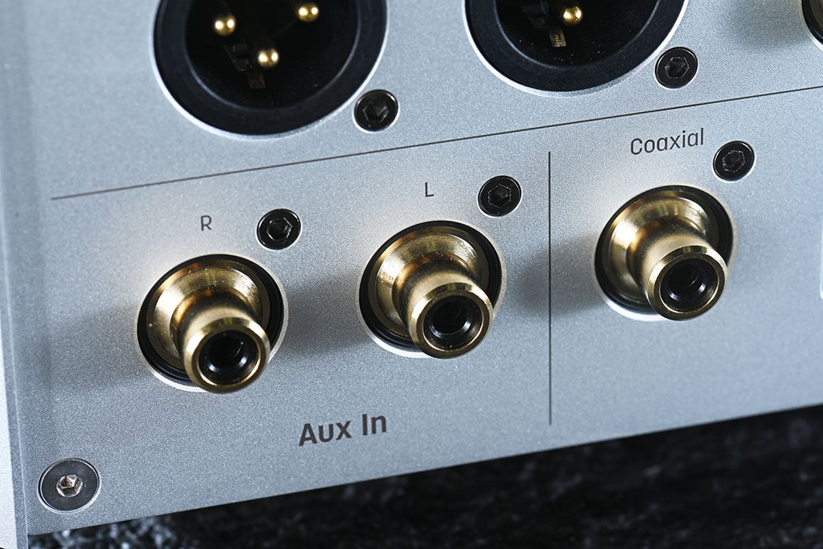 Matrix Audio 近年推出的產品的確愈來愈吸引，今次最新推出的 TS-1 數碼音樂播放器除了具備超齊全的音樂串流功能之外，各種接駁、播放功能也極之全面，可說專為配搭耳機和主動式喇叭而設，作為桌面音響系統的核心相當萬能，而且由操作到音質的表現都相當有驚喜。
