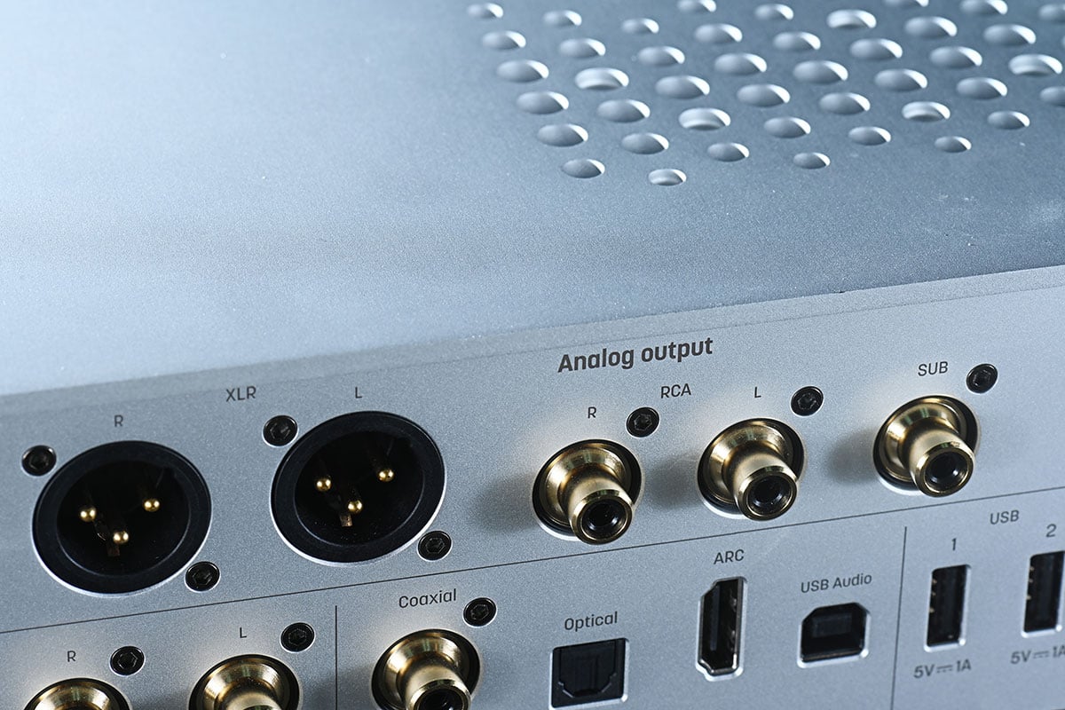 Matrix Audio 近年推出的產品的確愈來愈吸引，今次最新推出的 TS-1 數碼音樂播放器除了具備超齊全的音樂串流功能之外，各種接駁、播放功能也極之全面，可說專為配搭耳機和主動式喇叭而設，作為桌面音響系統的核心相當萬能，而且由操作到音質的表現都相當有驚喜。