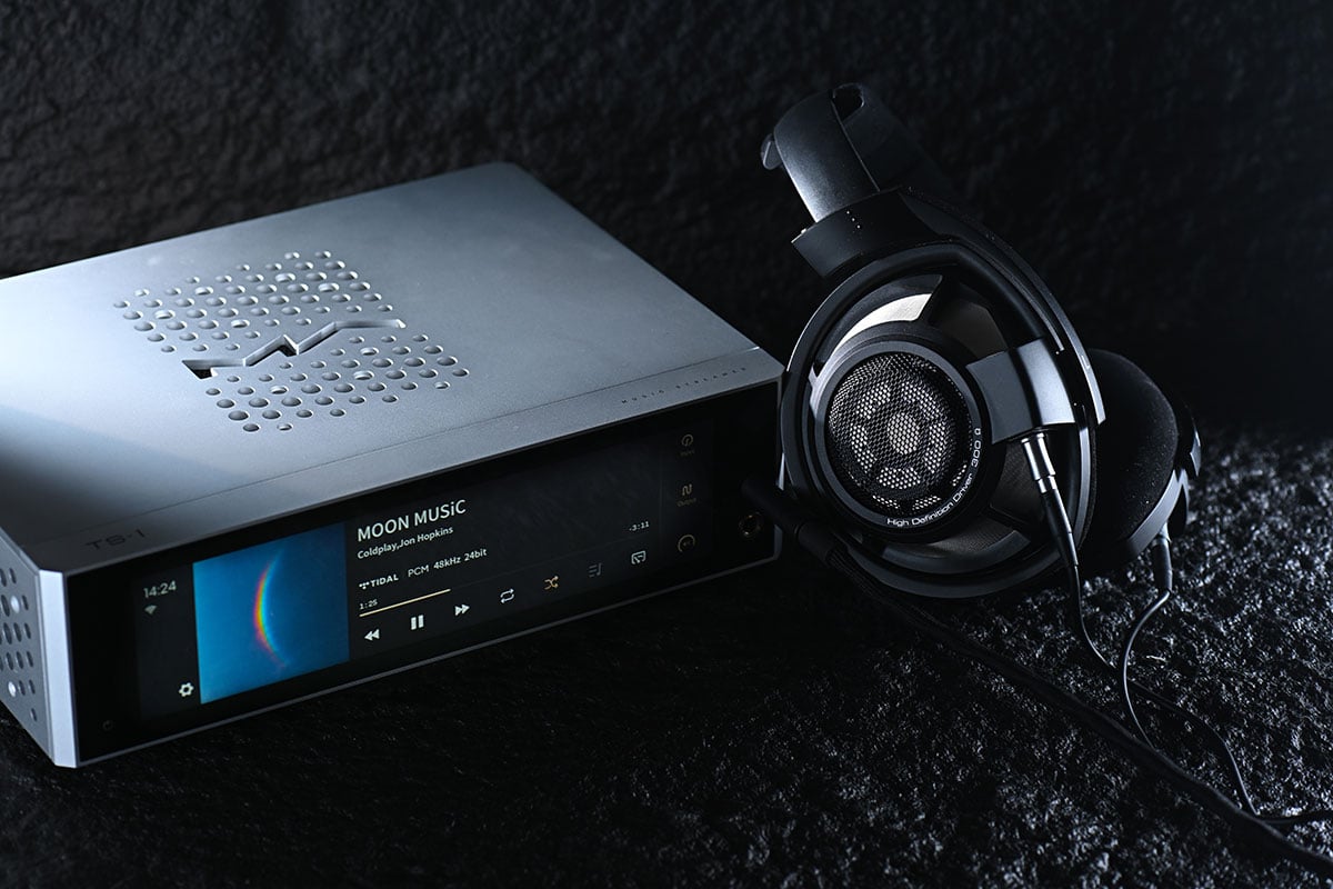 Matrix Audio 近年推出的產品的確愈來愈吸引，今次最新推出的 TS-1 數碼音樂播放器除了具備超齊全的音樂串流功能之外，各種接駁、播放功能也極之全面，可說專為配搭耳機和主動式喇叭而設，作為桌面音響系統的核心相當萬能，而且由操作到音質的表現都相當有驚喜。
