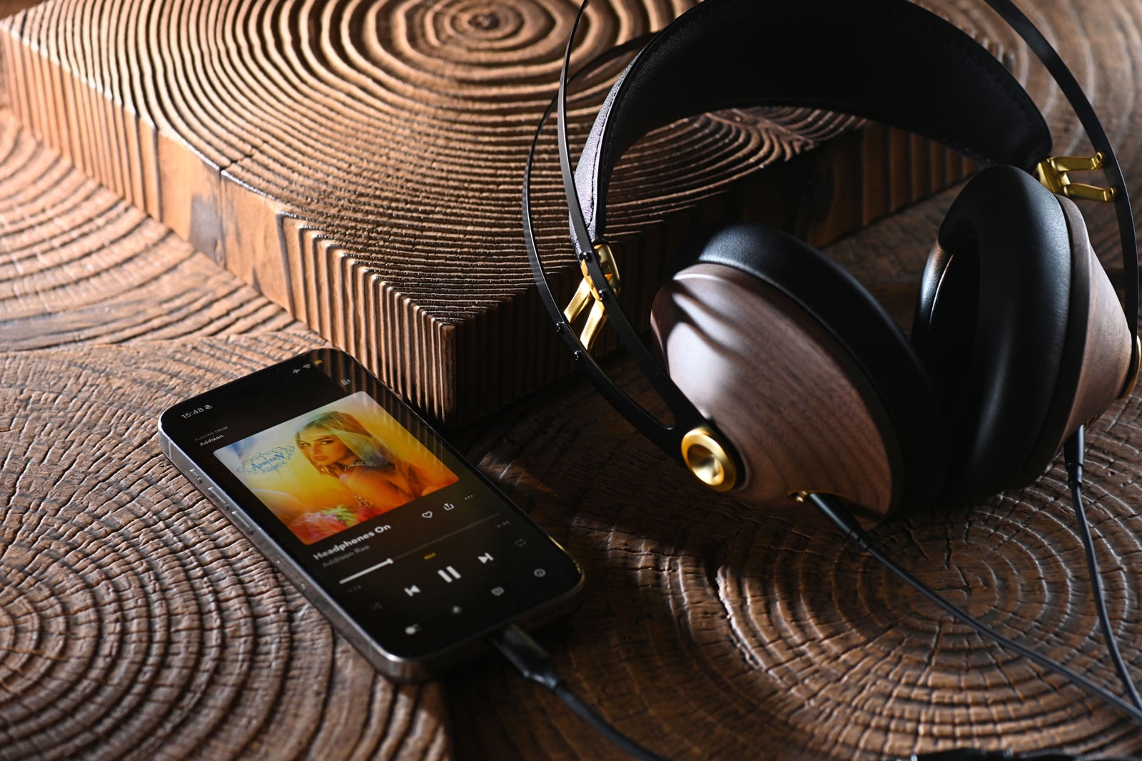 來自羅馬尼亞的 Meze Audio 於 2015 年推出的 99 Classics，憑藉胡桃木原木外殼、溫暖耐聽的聲音取向，以及親民定價，成功擄獲全球耳機愛好者的心，也讓原木頭戴式耳機成為不少人「可以出街用」的日常之選。十年後，Meze Audio 以今日的技術與經驗，全面重構這款經典，99 Classics 2nd Gen 於是正式登場。新版本不單延續原作神髓，在造工、佩戴與聲音上亦得到全面進化。