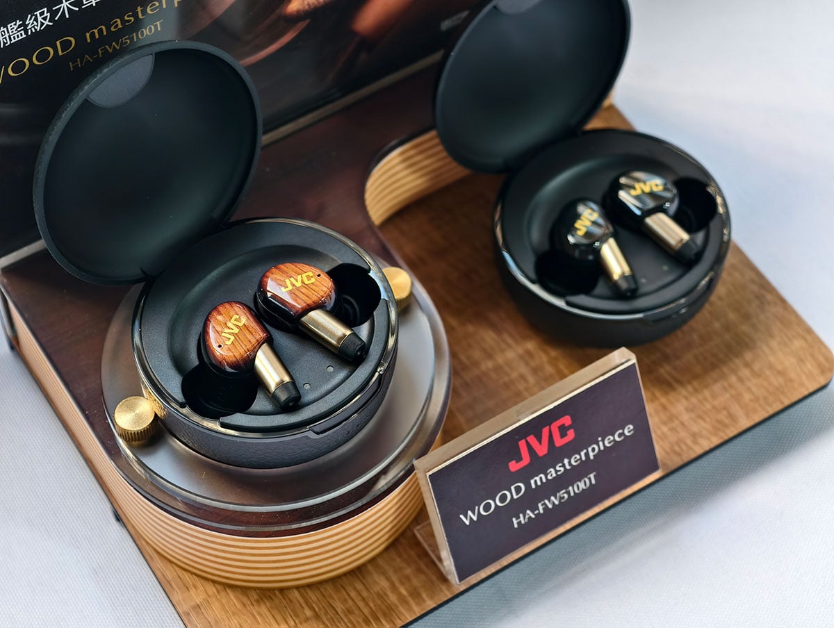 JVC 的木單元耳機可說是不少發燒友的至愛之一，而隨著藍牙耳機、真無線耳機的盛行，JVC 終於也帶來了自家最新旗艦木單元無線耳機「WOOD masterpiece」型號「HA-FW5100T」，而且一公佈已經迅速抵港！耳機振膜採用真正的木材製成，採用了全新研發的混合式木單元，結合全球首創混合非洲玫瑰木及木漿製成的木振膜，現場實試效果相當一流，十分值得期待。
