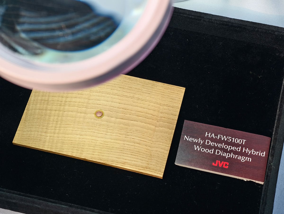 JVC 的木單元耳機可說是不少發燒友的至愛之一，而隨著藍牙耳機、真無線耳機的盛行，JVC 終於也帶來了自家最新旗艦木單元無線耳機「WOOD masterpiece」型號「HA-FW5100T」，而且一公佈已經迅速抵港！耳機振膜採用真正的木材製成，採用了全新研發的混合式木單元，結合全球首創混合非洲玫瑰木及木漿製成的木振膜，現場實試效果相當一流，十分值得期待。