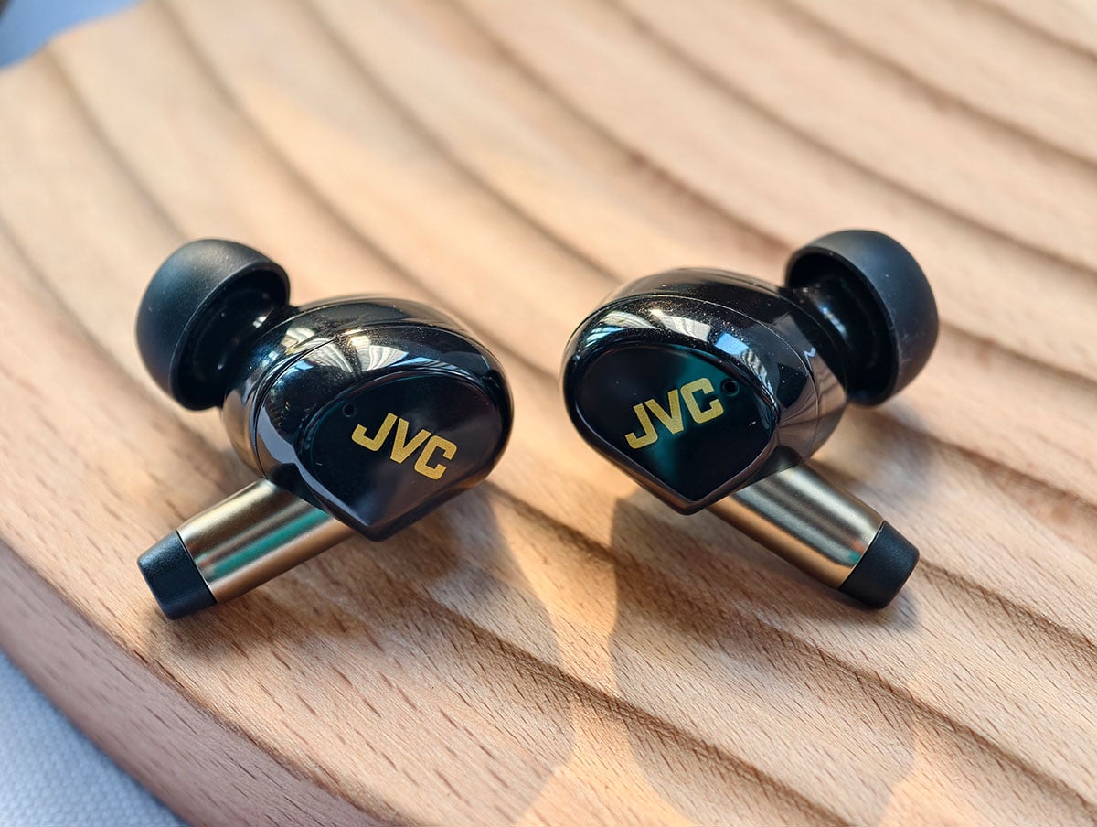 JVC 的木單元耳機可說是不少發燒友的至愛之一，而隨著藍牙耳機、真無線耳機的盛行，JVC 終於也帶來了自家最新旗艦木單元無線耳機「WOOD masterpiece」型號「HA-FW5100T」，而且一公佈已經迅速抵港！耳機振膜採用真正的木材製成，採用了全新研發的混合式木單元，結合全球首創混合非洲玫瑰木及木漿製成的木振膜，現場實試效果相當一流，十分值得期待。