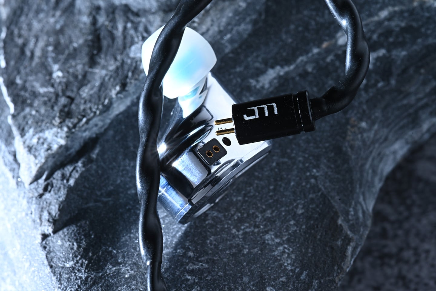 新加坡品牌 Jomo Audio 自 2015 年起專注製造入耳式耳機，十年來憑藉創新設計和高規格單元配置，累積不少發燒友支持。最新推出的 Nautic Stellar 承接品牌深受歡迎的 Nautilus 鸚鵡螺號及 Nautic Gleam 夜光輝號，是 Nautilus 系列的第三款產品，更是品牌首度將動圈、動鐵、平板與骨傳導四種單元技術熔於一爐，目的是在聲音密度與情感傳遞上突破界限。