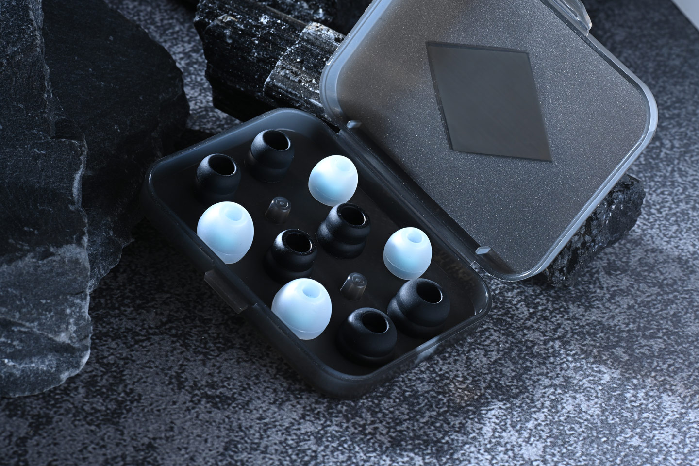 新加坡品牌 Jomo Audio 自 2015 年起專注製造入耳式耳機，十年來憑藉創新設計和高規格單元配置，累積不少發燒友支持。最新推出的 Nautic Stellar 承接品牌深受歡迎的 Nautilus 鸚鵡螺號及 Nautic Gleam 夜光輝號，是 Nautilus 系列的第三款產品，更是品牌首度將動圈、動鐵、平板與骨傳導四種單元技術熔於一爐，目的是在聲音密度與情感傳遞上突破界限。