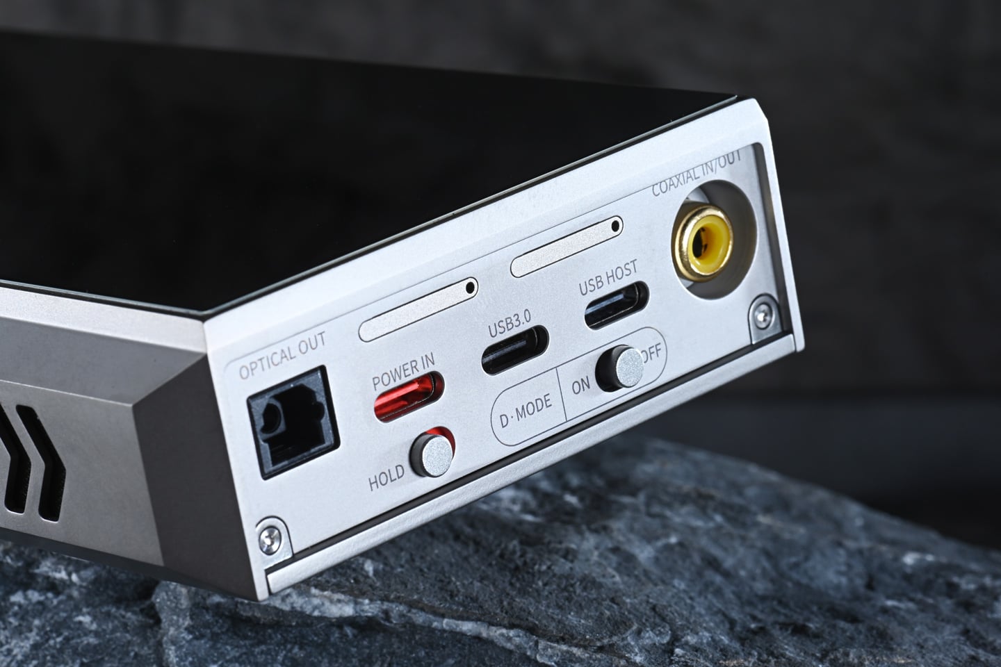 FiiO M27 終於在 2025 年尾正式登場，距離上一代 M17 已經相隔四年。這次的 M27 不只是簡單升級，而是硬件與功能的全面躍進，帶來耳目一新的感覺。它不再只是便攜播放器，更像一艘「超級戰艦」，將桌面級音質和便攜性結合，吸引對音質有更高要求的發燒友。若你已經覺得手上的播放器難以滿足需求，M27 很可能是值得入手的下一部機！