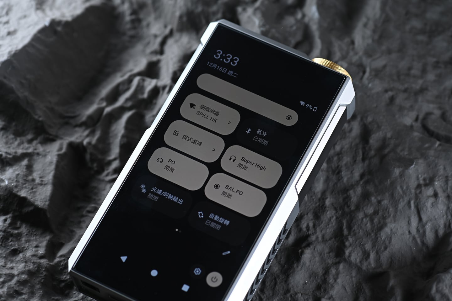FiiO M27 終於在 2025 年尾正式登場，距離上一代 M17 已經相隔四年。這次的 M27 不只是簡單升級，而是硬件與功能的全面躍進，帶來耳目一新的感覺。它不再只是便攜播放器，更像一艘「超級戰艦」，將桌面級音質和便攜性結合，吸引對音質有更高要求的發燒友。若你已經覺得手上的播放器難以滿足需求，M27 很可能是值得入手的下一部機！
