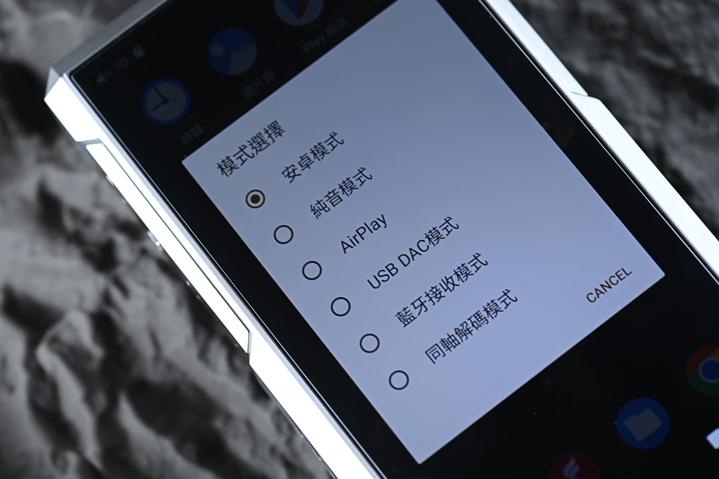FiiO M27 終於在 2025 年尾正式登場，距離上一代 M17 已經相隔四年。這次的 M27 不只是簡單升級，而是硬件與功能的全面躍進，帶來耳目一新的感覺。它不再只是便攜播放器，更像一艘「超級戰艦」，將桌面級音質和便攜性結合，吸引對音質有更高要求的發燒友。若你已經覺得手上的播放器難以滿足需求，M27 很可能是值得入手的下一部機！