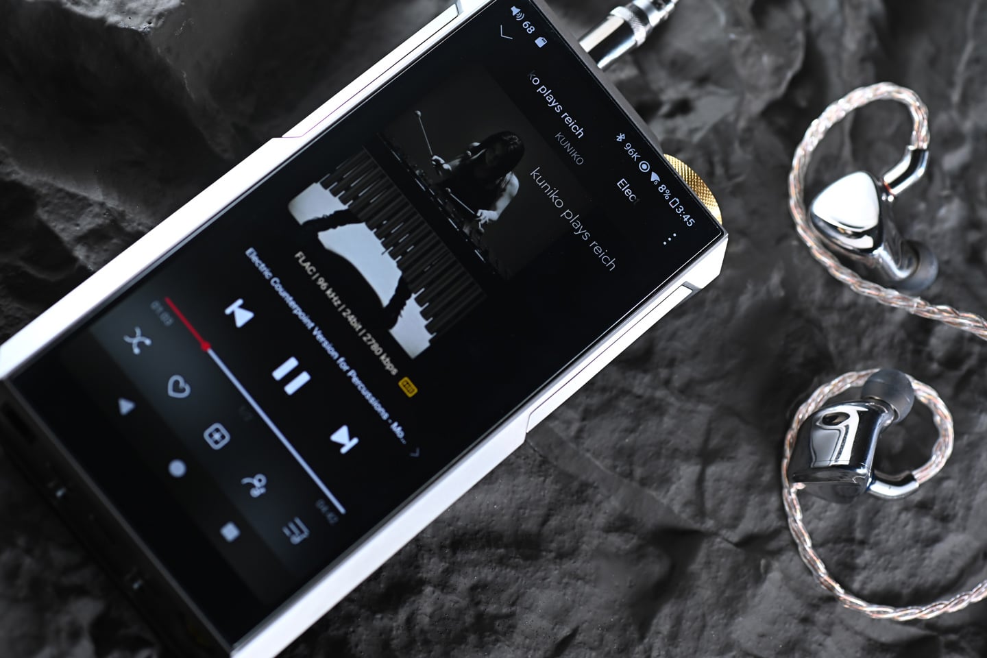 FiiO M27 終於在 2025 年尾正式登場，距離上一代 M17 已經相隔四年。這次的 M27 不只是簡單升級，而是硬件與功能的全面躍進，帶來耳目一新的感覺。它不再只是便攜播放器，更像一艘「超級戰艦」，將桌面級音質和便攜性結合，吸引對音質有更高要求的發燒友。若你已經覺得手上的播放器難以滿足需求，M27 很可能是值得入手的下一部機！