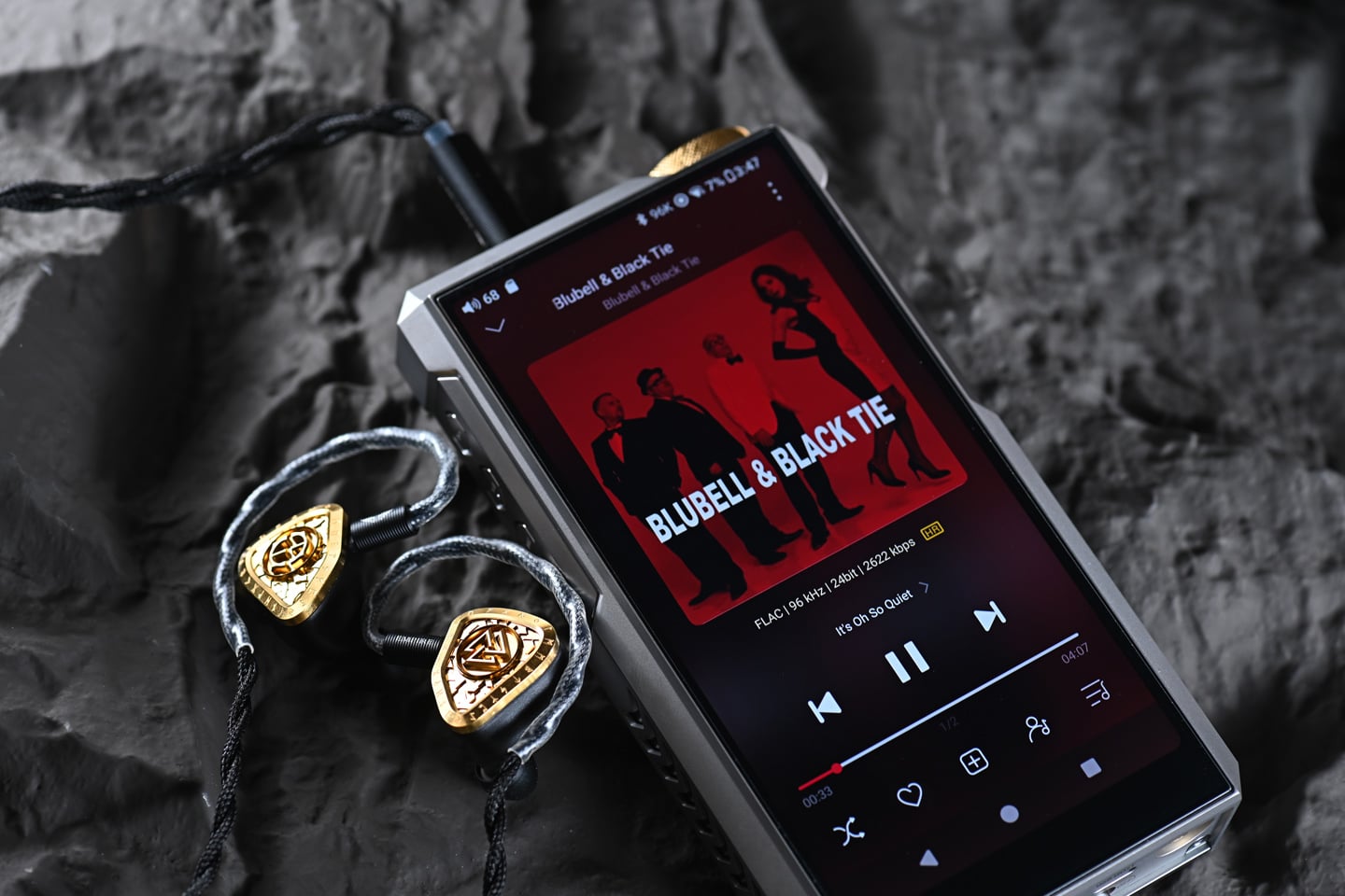 FiiO M27 終於在 2025 年尾正式登場，距離上一代 M17 已經相隔四年。這次的 M27 不只是簡單升級，而是硬件與功能的全面躍進，帶來耳目一新的感覺。它不再只是便攜播放器，更像一艘「超級戰艦」，將桌面級音質和便攜性結合，吸引對音質有更高要求的發燒友。若你已經覺得手上的播放器難以滿足需求，M27 很可能是值得入手的下一部機！