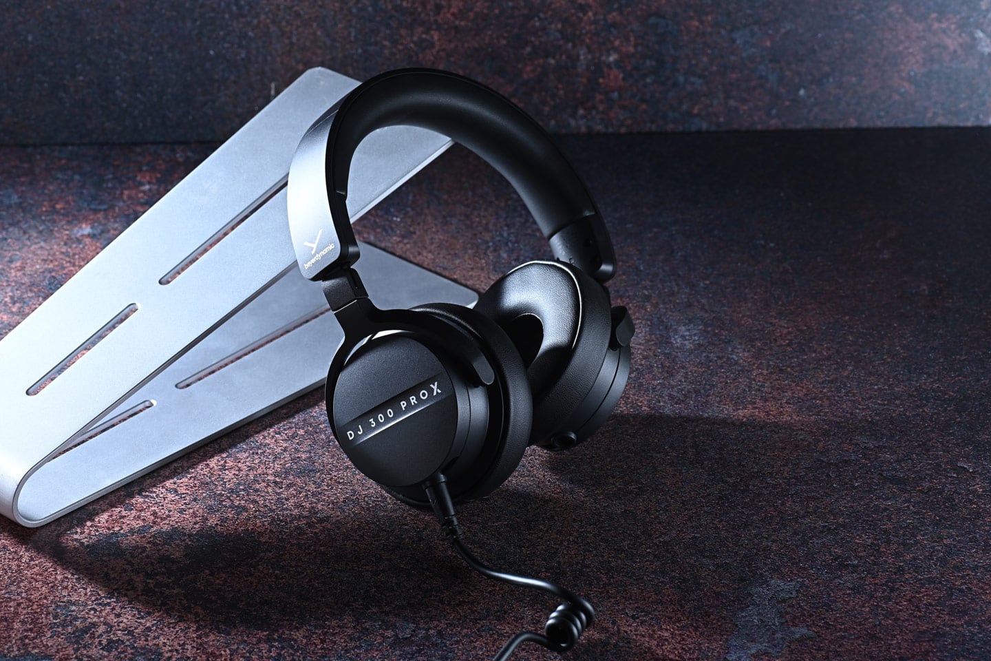 Beyerdynamic 多年來一直是音響愛好者和專業人士心中的經典品牌，2025 年底品牌帶來了 DJ 300 Pro X 及其更具個性化的 Pro X Club 版本，標誌著品牌重返 DJ 耳機領域。耳機不僅延續德國嚴謹的工藝傳統，更加入了靈活多變的佩戴設計，務求為 DJ 朋友帶來更貼合需求的專業裝備。