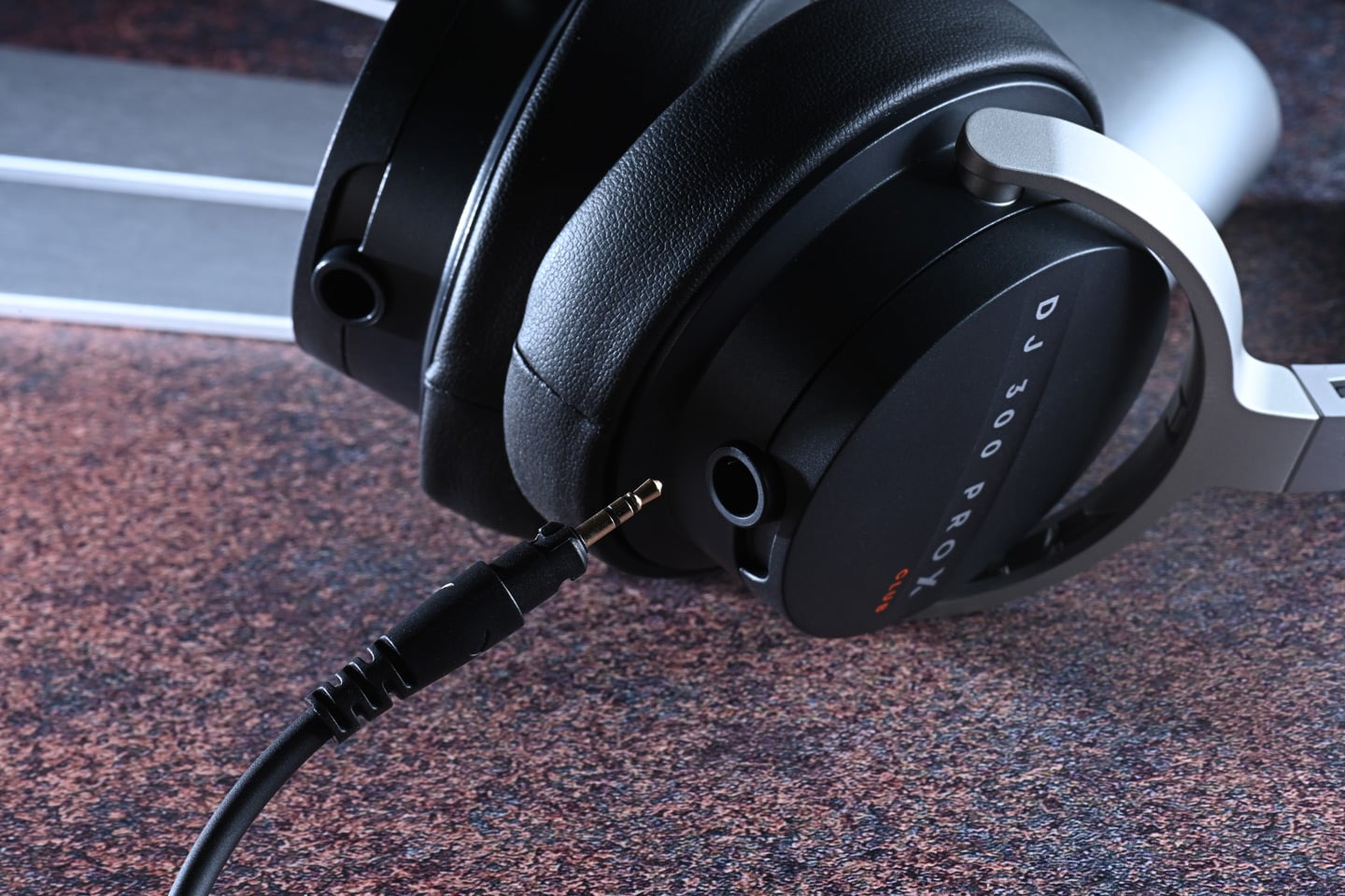 Beyerdynamic 多年來一直是音響愛好者和專業人士心中的經典品牌，2025 年底品牌帶來了 DJ 300 Pro X 及其更具個性化的 Pro X Club 版本，標誌著品牌重返 DJ 耳機領域。耳機不僅延續德國嚴謹的工藝傳統，更加入了靈活多變的佩戴設計，務求為 DJ 朋友帶來更貼合需求的專業裝備。