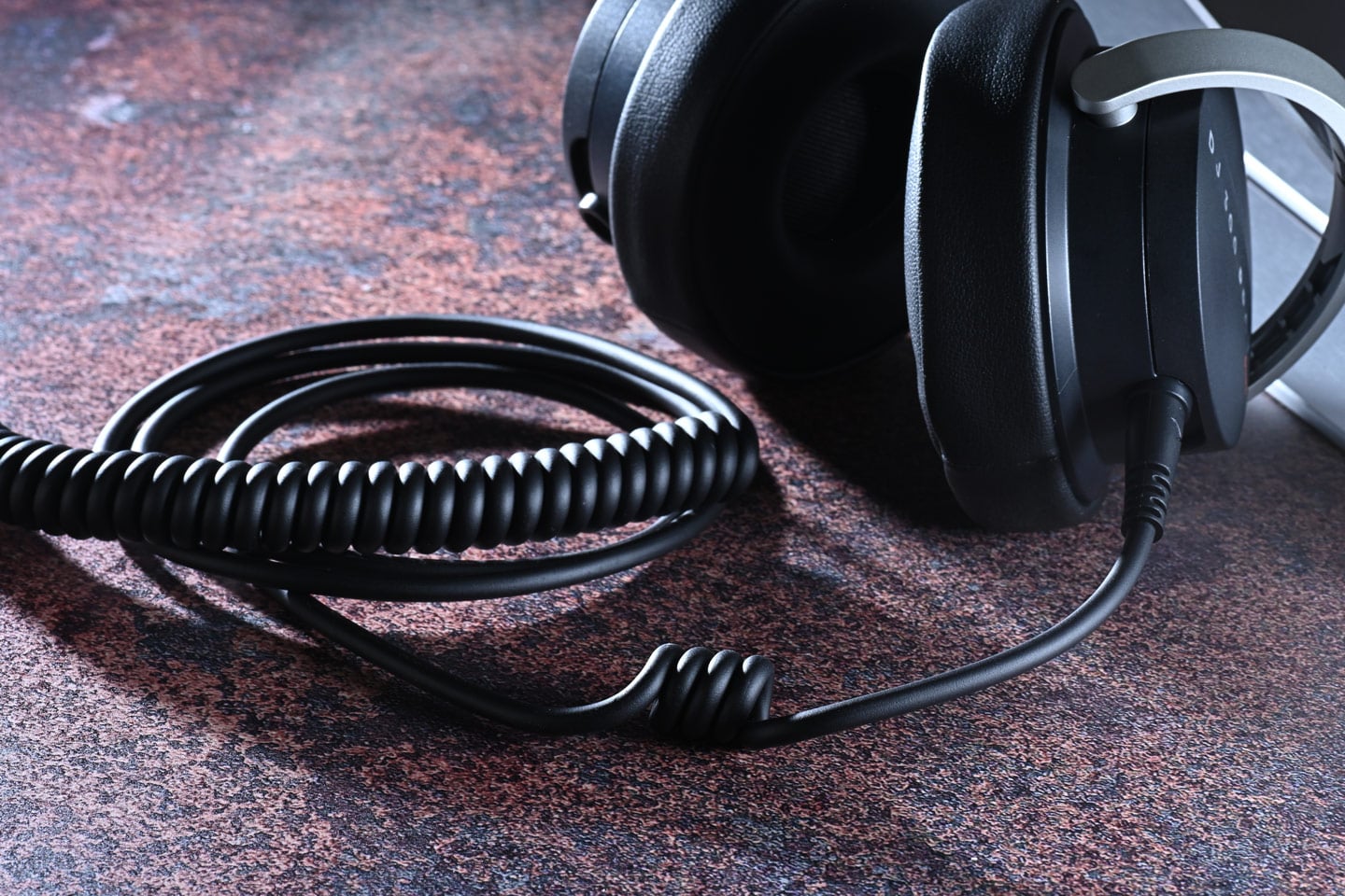 Beyerdynamic 多年來一直是音響愛好者和專業人士心中的經典品牌，2025 年底品牌帶來了 DJ 300 Pro X 及其更具個性化的 Pro X Club 版本，標誌著品牌重返 DJ 耳機領域。耳機不僅延續德國嚴謹的工藝傳統，更加入了靈活多變的佩戴設計，務求為 DJ 朋友帶來更貼合需求的專業裝備。