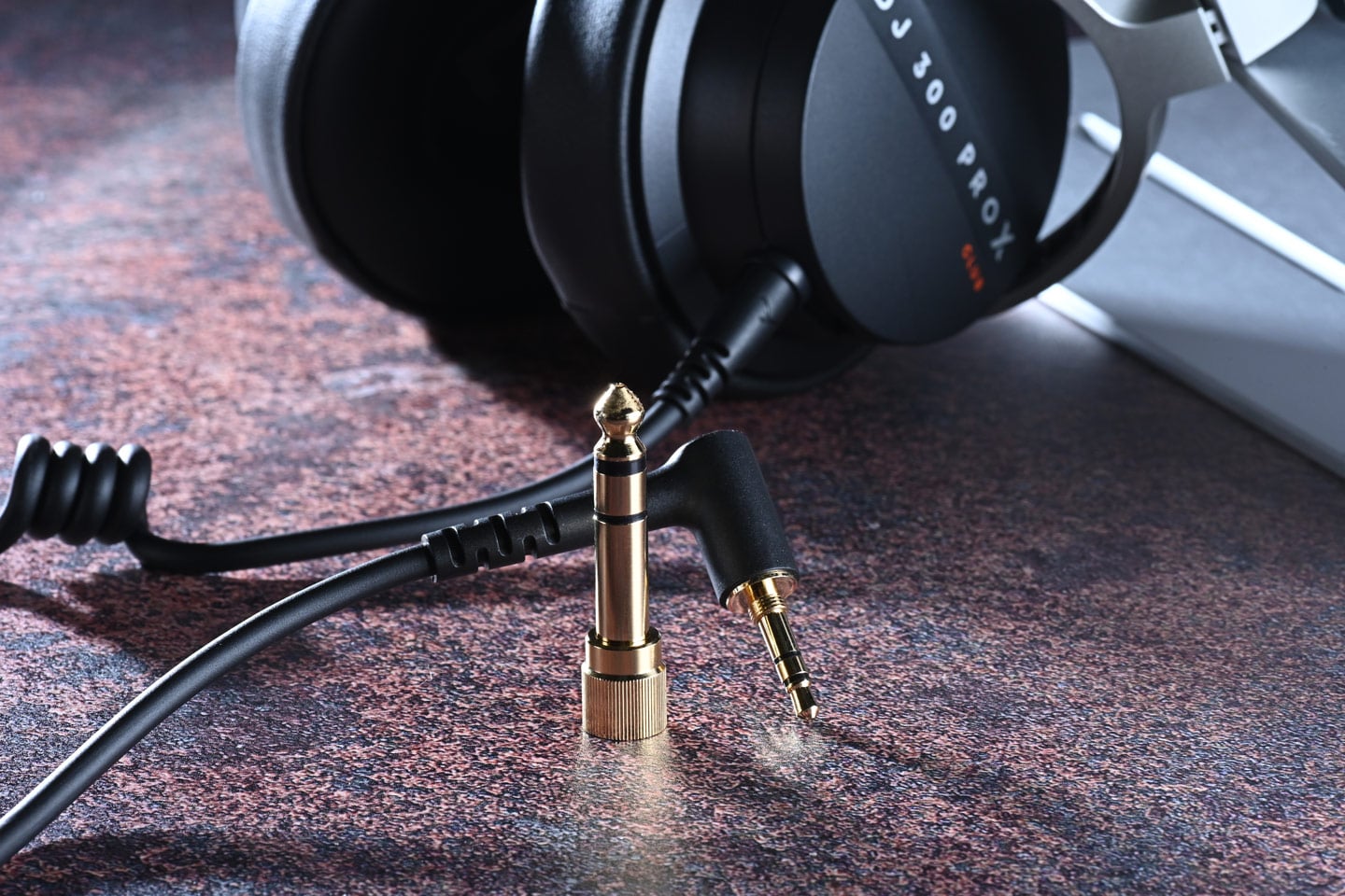 Beyerdynamic 多年來一直是音響愛好者和專業人士心中的經典品牌，2025 年底品牌帶來了 DJ 300 Pro X 及其更具個性化的 Pro X Club 版本，標誌著品牌重返 DJ 耳機領域。耳機不僅延續德國嚴謹的工藝傳統，更加入了靈活多變的佩戴設計，務求為 DJ 朋友帶來更貼合需求的專業裝備。
