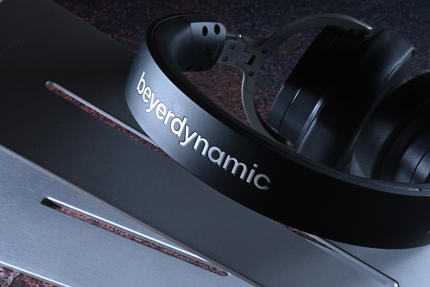 Beyerdynamic 多年來一直是音響愛好者和專業人士心中的經典品牌，2025 年底品牌帶來了 DJ 300 Pro X 及其更具個性化的 Pro X Club 版本，標誌著品牌重返 DJ 耳機領域。耳機不僅延續德國嚴謹的工藝傳統，更加入了靈活多變的佩戴設計，務求為 DJ 朋友帶來更貼合需求的專業裝備。