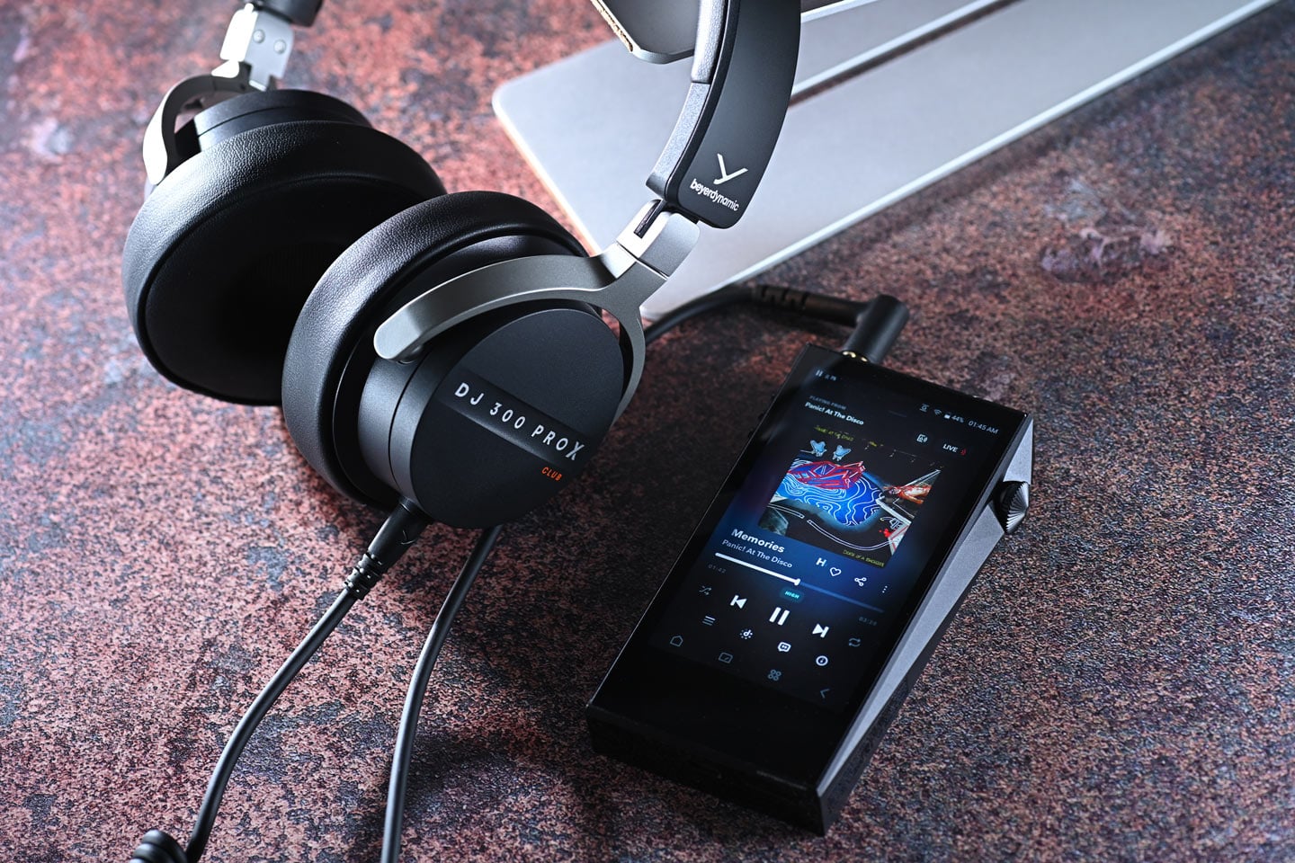 Beyerdynamic 多年來一直是音響愛好者和專業人士心中的經典品牌，2025 年底品牌帶來了 DJ 300 Pro X 及其更具個性化的 Pro X Club 版本，標誌著品牌重返 DJ 耳機領域。耳機不僅延續德國嚴謹的工藝傳統，更加入了靈活多變的佩戴設計，務求為 DJ 朋友帶來更貼合需求的專業裝備。