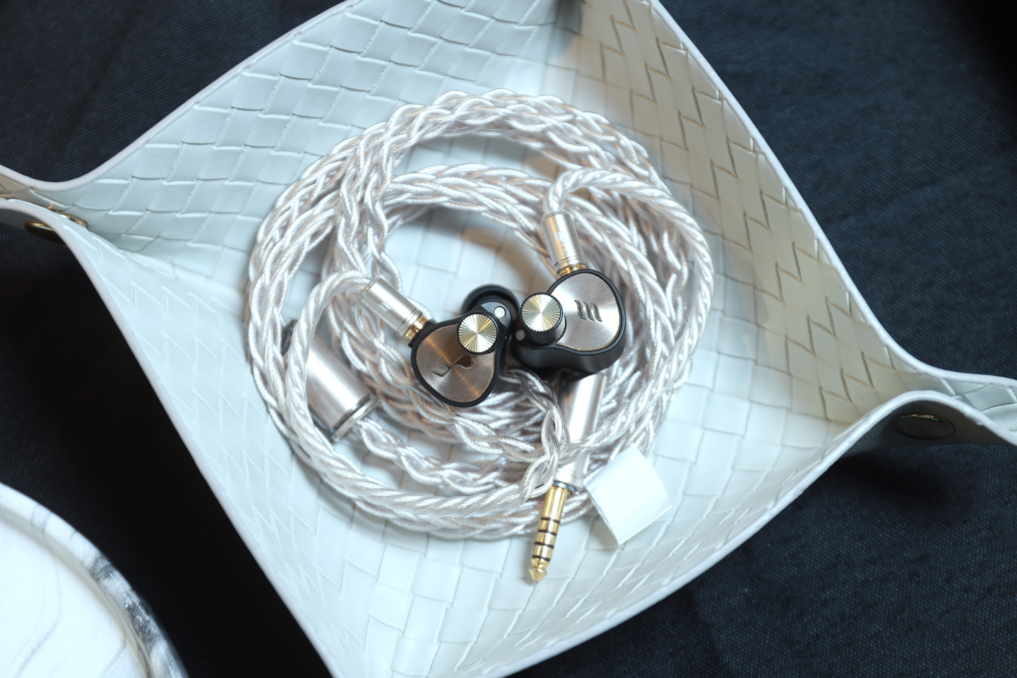 Effect Audio 與 FATfreq 兩個新加坡品牌合作推出限量 200 對的 Grand Maestro Anniversary Founders&rsquo; Edition（簡稱：GMA FE）正式登陸香港，日前 Effect Audio 創辦人 Zou Suyang 及銷售總監 Zoey Tien 來港介紹這款耳機，跟我們分享其研發背後的故事。