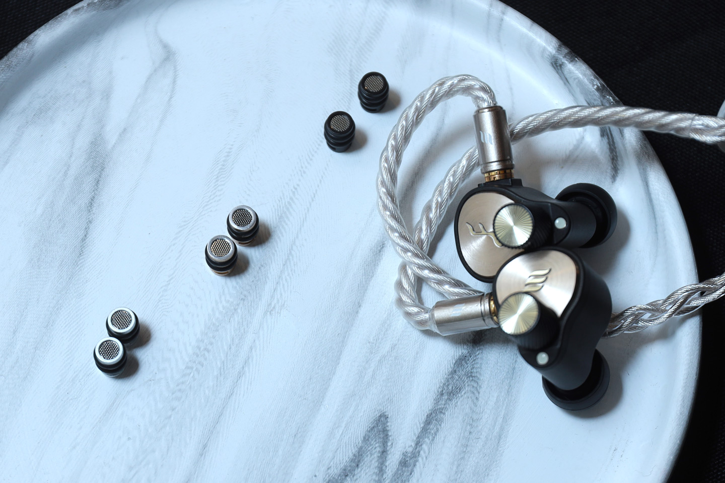 Effect Audio 與 FATfreq 兩個新加坡品牌合作推出限量 200 對的 Grand Maestro Anniversary Founders&rsquo; Edition（簡稱：GMA FE）正式登陸香港，日前 Effect Audio 創辦人 Zou Suyang 及銷售總監 Zoey Tien 來港介紹這款耳機，跟我們分享其研發背後的故事。
