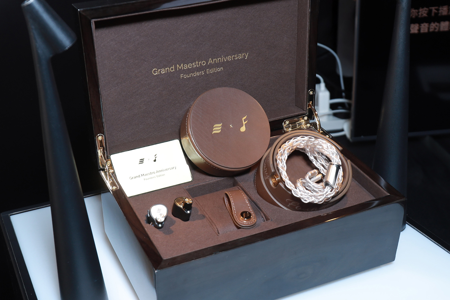 Effect Audio 與 FATfreq 兩個新加坡品牌合作推出限量 200 對的 Grand Maestro Anniversary Founders&rsquo; Edition（簡稱：GMA FE）正式登陸香港，日前 Effect Audio 創辦人 Zou Suyang 及銷售總監 Zoey Tien 來港介紹這款耳機，跟我們分享其研發背後的故事。