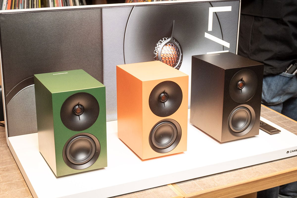 喜歡用兩聲道喇叭聽歌，又想同時享受到方便的網絡音樂串流，Cambridge Audio 最新推出的 L/R 系列主動式串流喇叭可說是為這類用家而設。外表是傳統兩聲道書架喇叭，內裡就搭載了自家功能齊備的 StreamMagic 音樂串流系統，簡單用手機操作、一對喇叭就可以盡情享受心愛音樂。