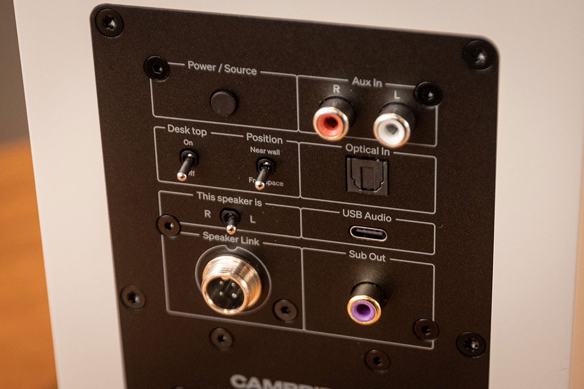 喜歡用兩聲道喇叭聽歌，又想同時享受到方便的網絡音樂串流，Cambridge Audio 最新推出的 L/R 系列主動式串流喇叭可說是為這類用家而設。外表是傳統兩聲道書架喇叭，內裡就搭載了自家功能齊備的 StreamMagic 音樂串流系統，簡單用手機操作、一對喇叭就可以盡情享受心愛音樂。