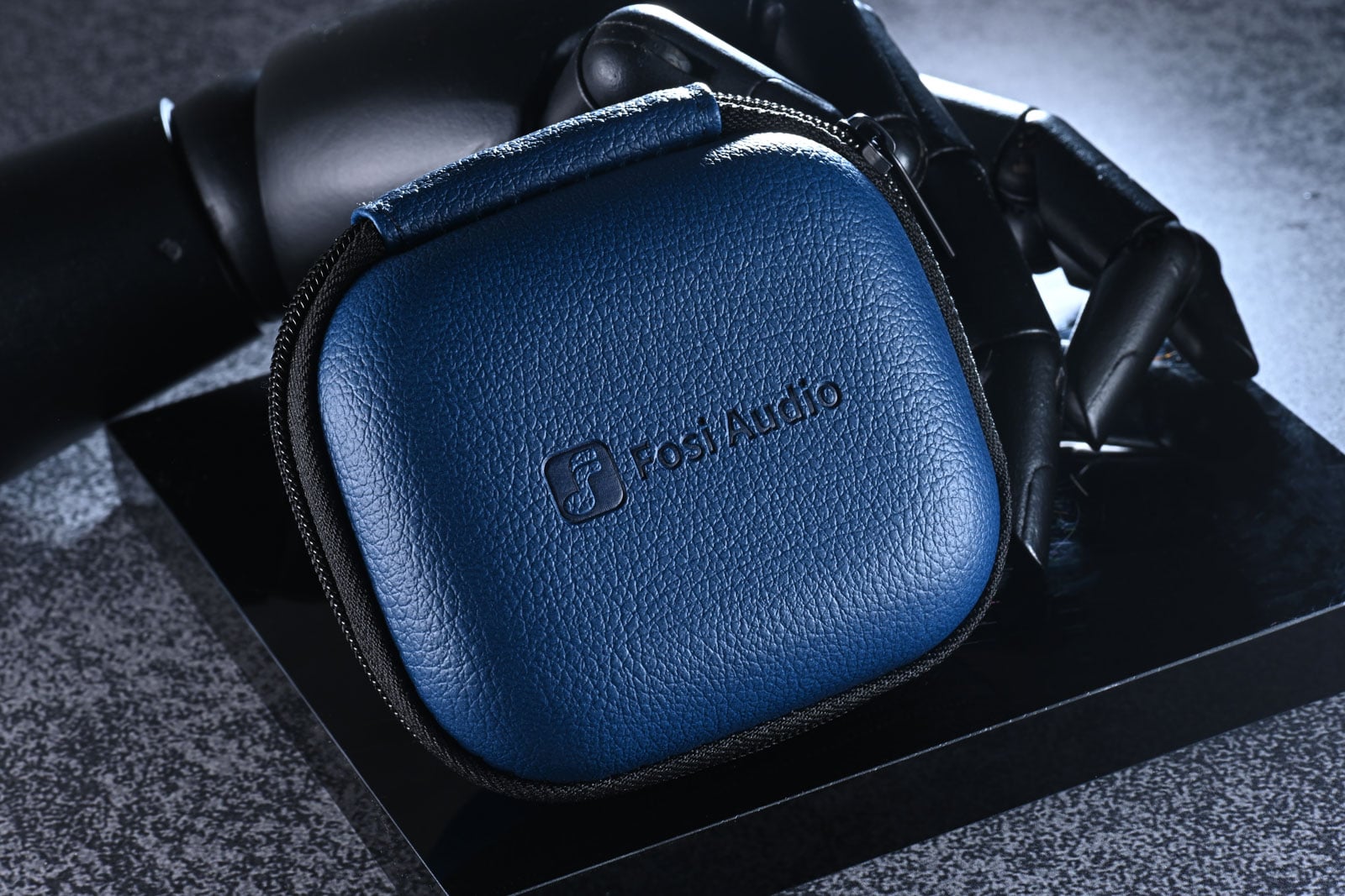 Fosi Audio 一直以「高性價比、實用」見稱，無論桌上型擴音機還是隨身解碼產品，都能在親民價位中交出超乎預期的聲音表現。IM4 作為品牌首款入耳式耳機，自然教人非常期待和好奇。
IM4 的命名源自「I am for」的諧音，帶有一種宣言式的意味：為音樂、為信念、為聆聽者而生。從設計、用料到聲音取向，IM4 都明確地走向「均衡、自然、耐聽」這條路線。研發團隊在聲學結構上反覆修正，並廣泛收集資深玩家的實際聽感回饋，目標是製作出一款能長時間聆聽、同時又具備跨曲風適應力的全能型入耳式耳機。