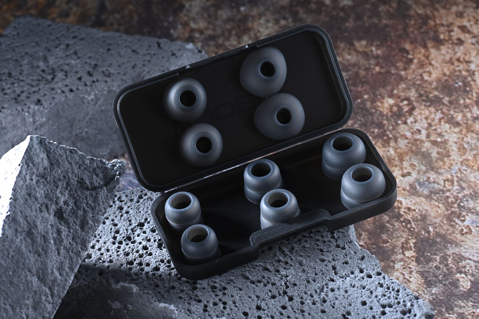 由聽力學博士 Dr. John Moulton 創辦的耳機品牌 Noble Audio，2023 年推出了首款主打「Hi-Fi 級音質」的真無線耳機 FoKus Prestige TWS，廣獲好評。經過兩年多時間的研發與調校後，品牌終於帶來續作 FoKus Prestige Encore，當中「Encore」一字象徵「加演」，意味著這次並非單純「換代」，而是一次更成熟、更完整的聲音再進化。